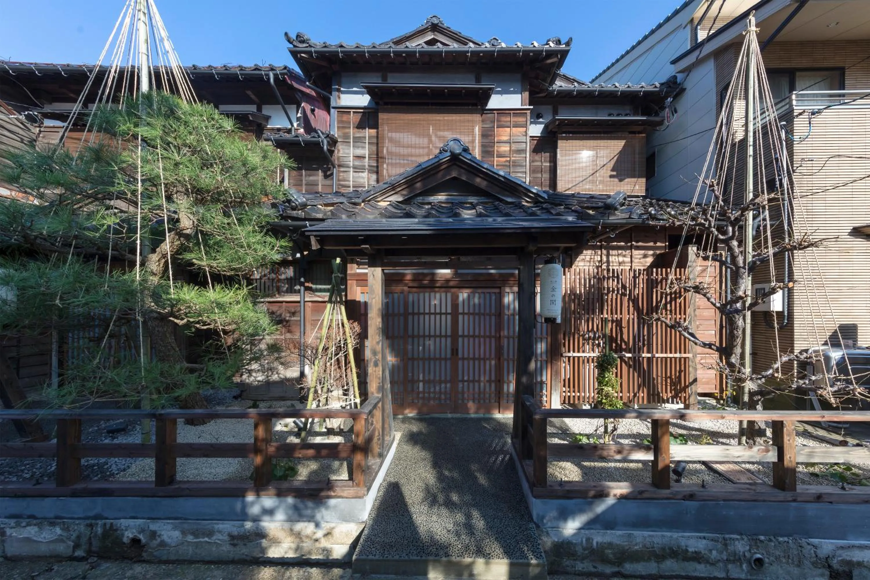 Facade/entrance in Hikoso-machi Kin no Ma