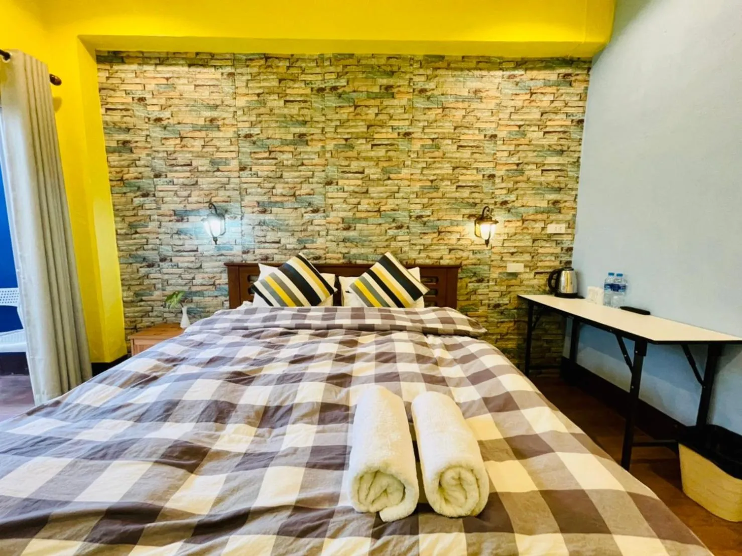 Property building, Bed in Shin Sane Guest House