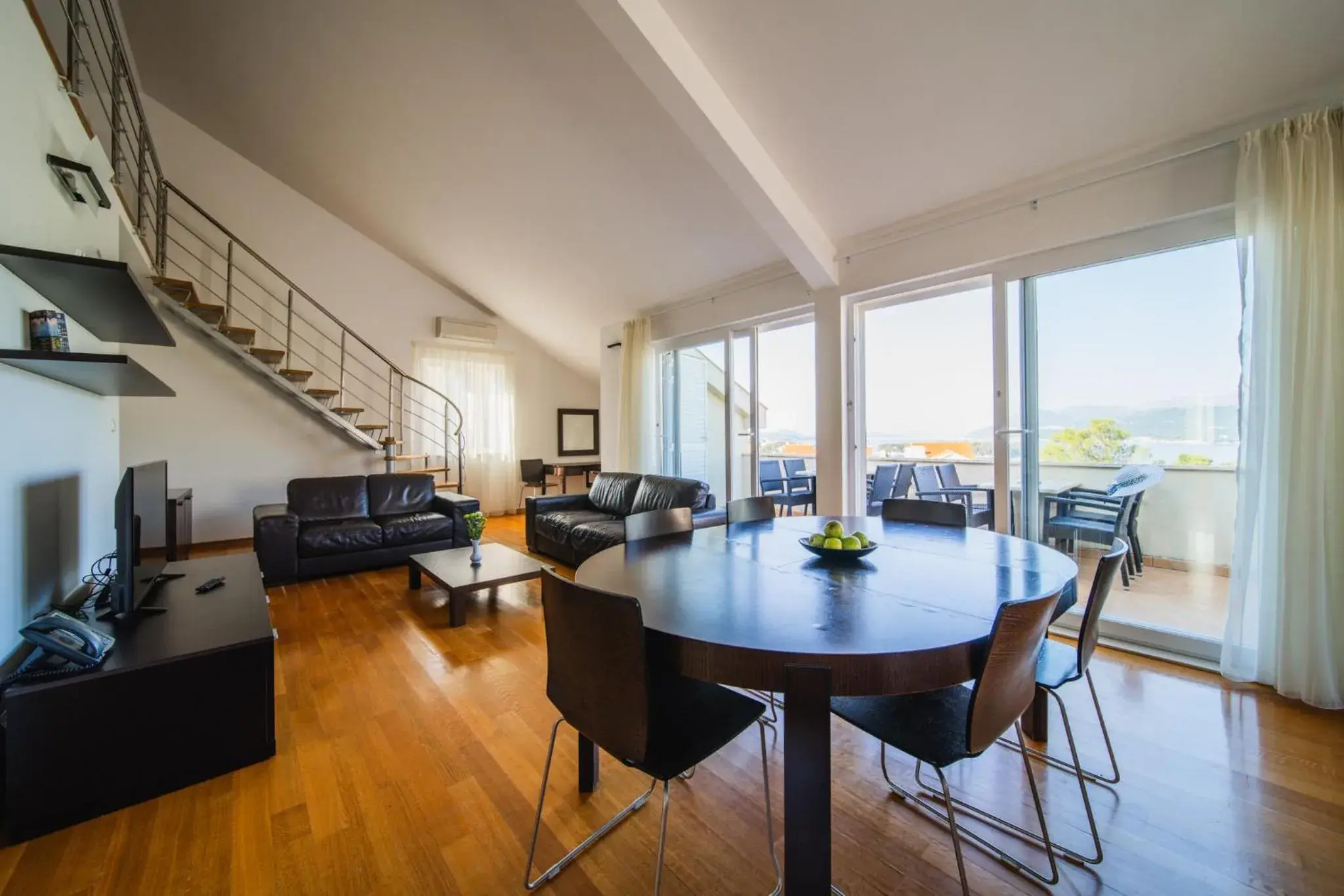 Living room in Pervanovo Apartments with Free Parking Living room in Pervanovo Apartments with Free Parking