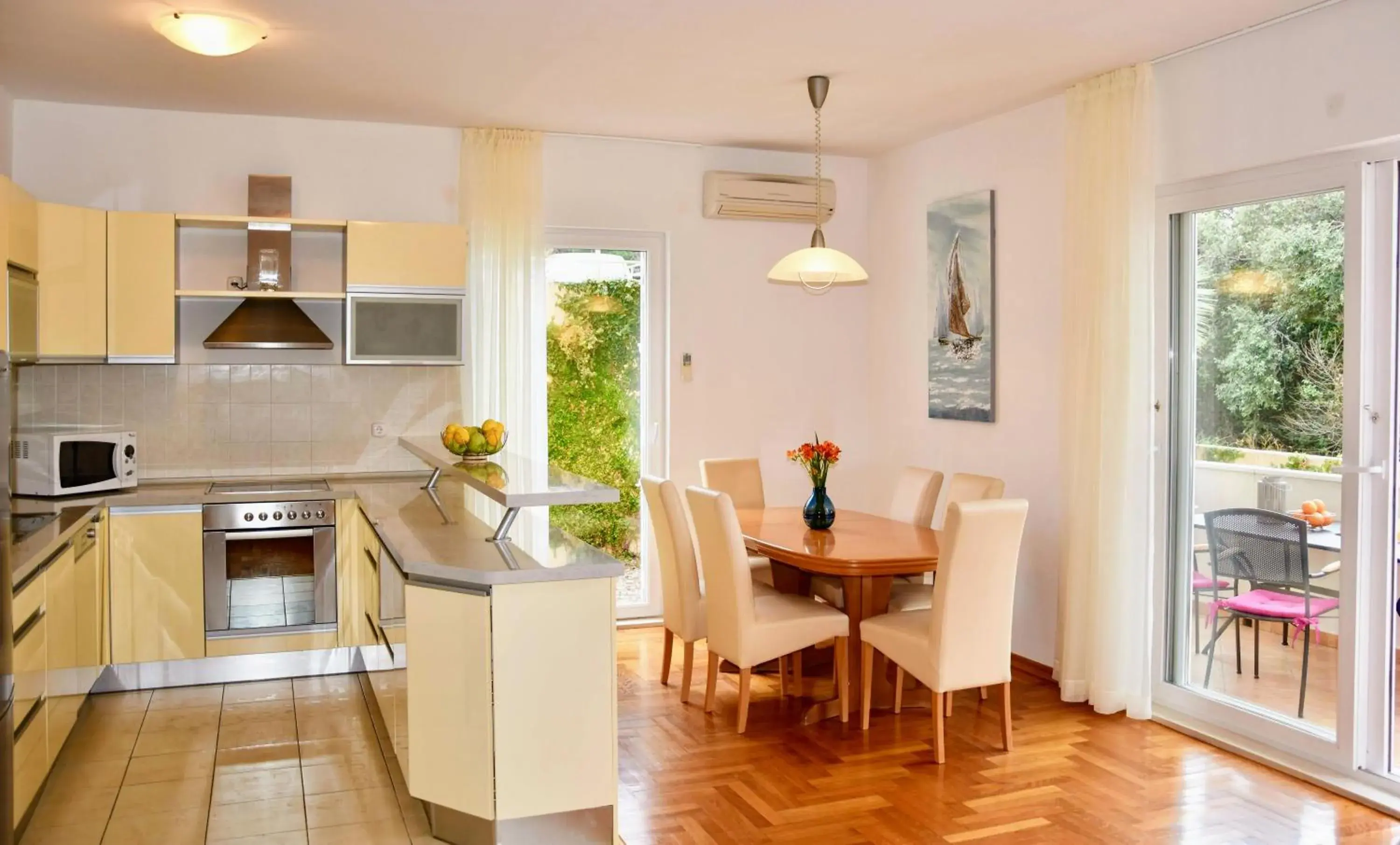 Balcony/Terrace, Kitchen/Kitchenette in Pervanovo Apartments