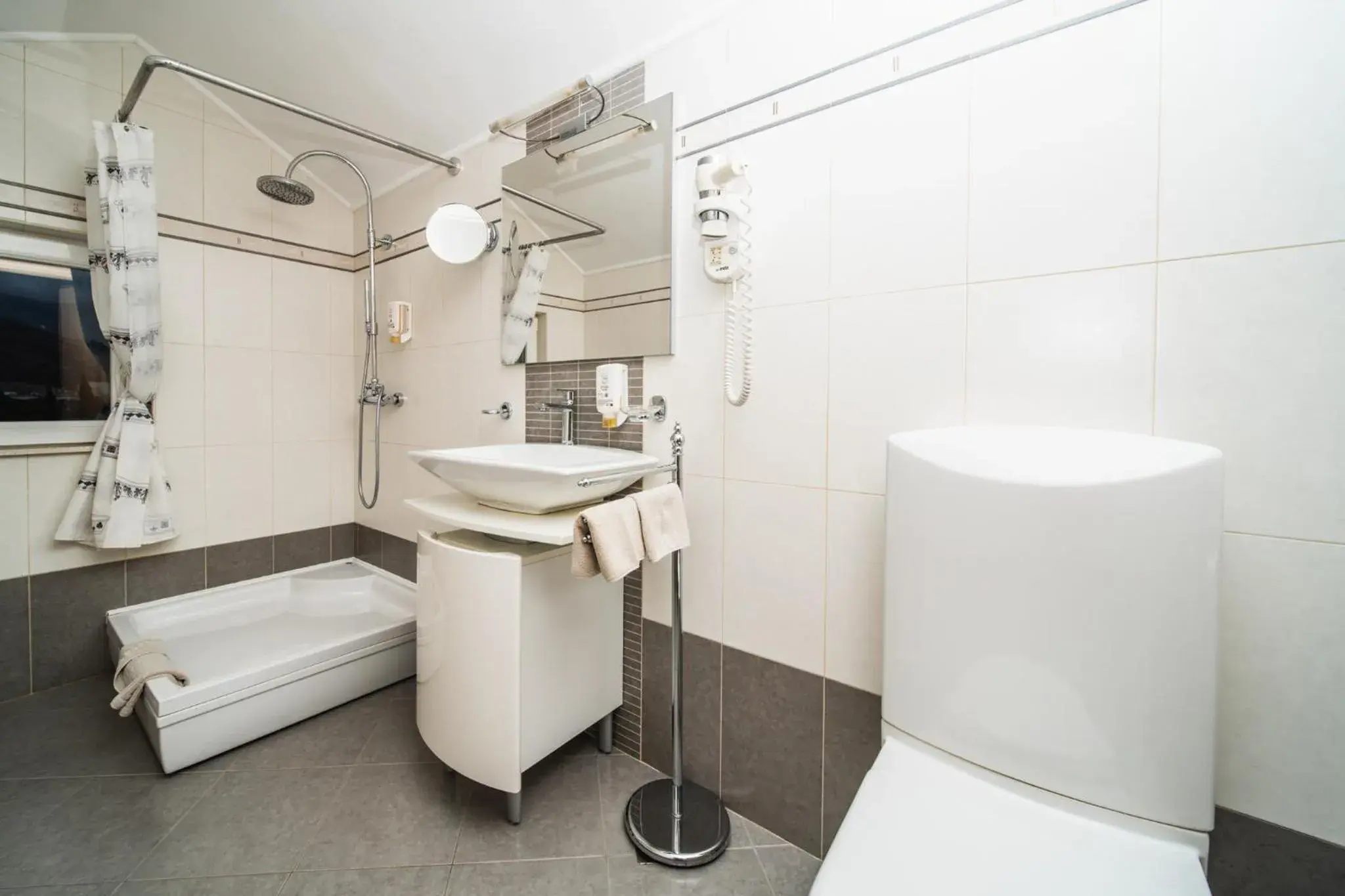 Shower in Pervanovo Apartments with Free Parking Shower in Pervanovo Apartments with Free Parking