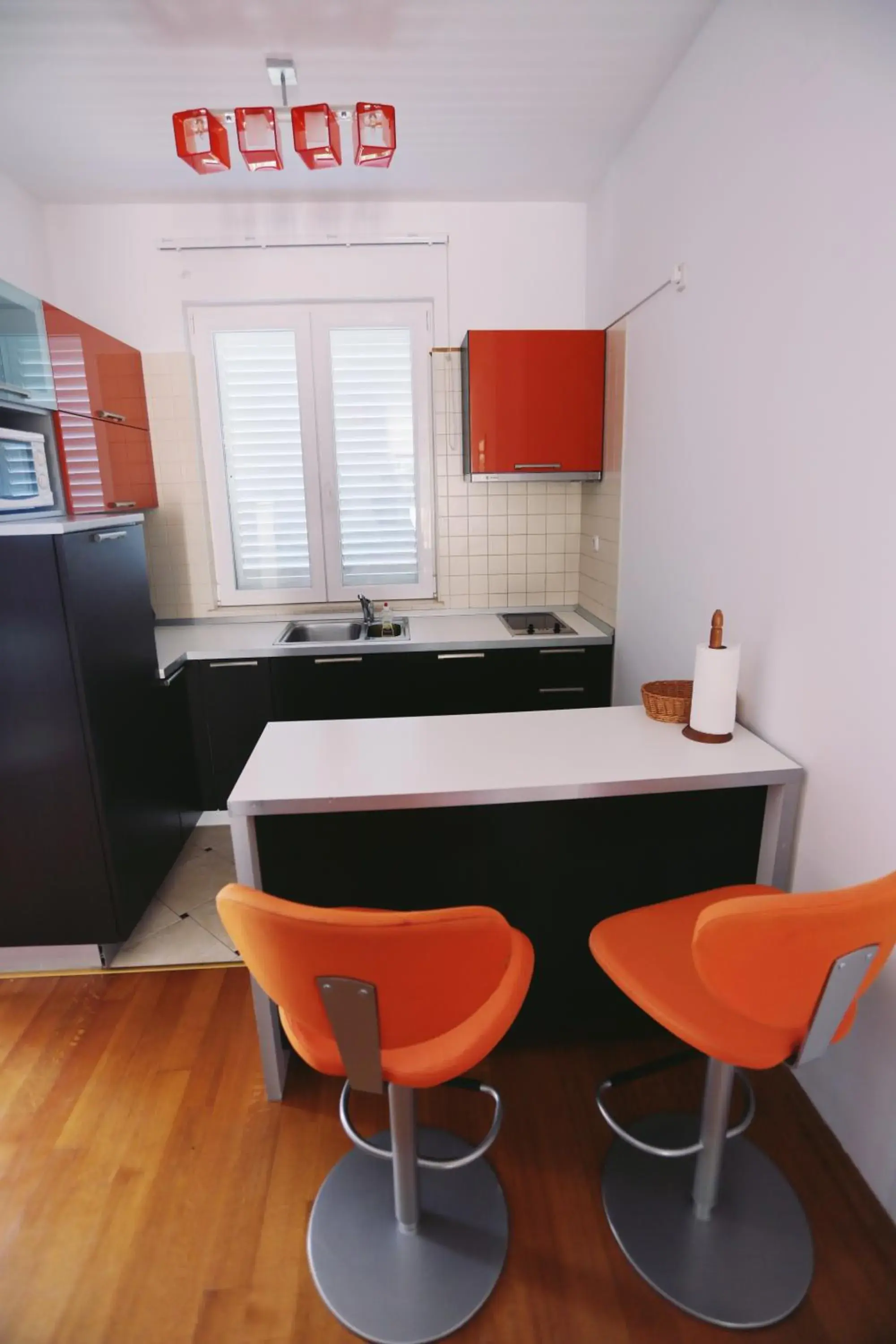 Kitchen or kitchenette in Pervanovo Apartments