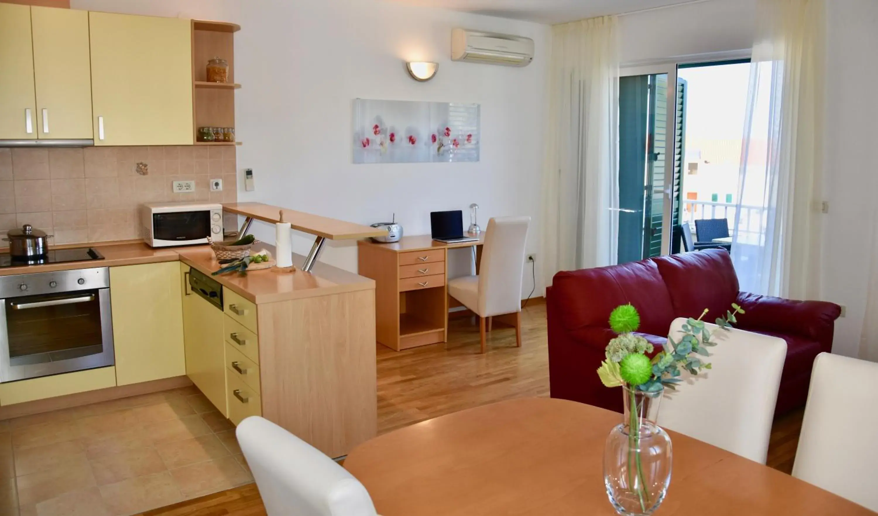 Kitchen or kitchenette, Kitchen/Kitchenette in Pervanovo Apartments