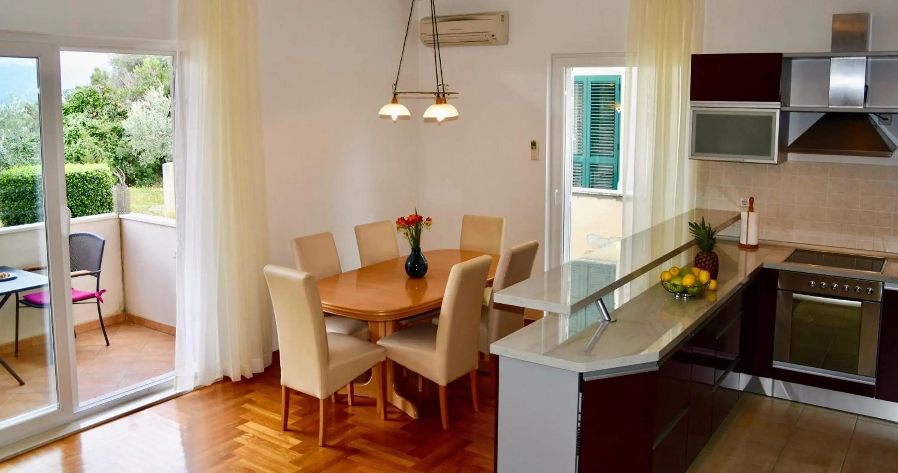 Balcony/Terrace, Dining Area in Pervanovo Apartments