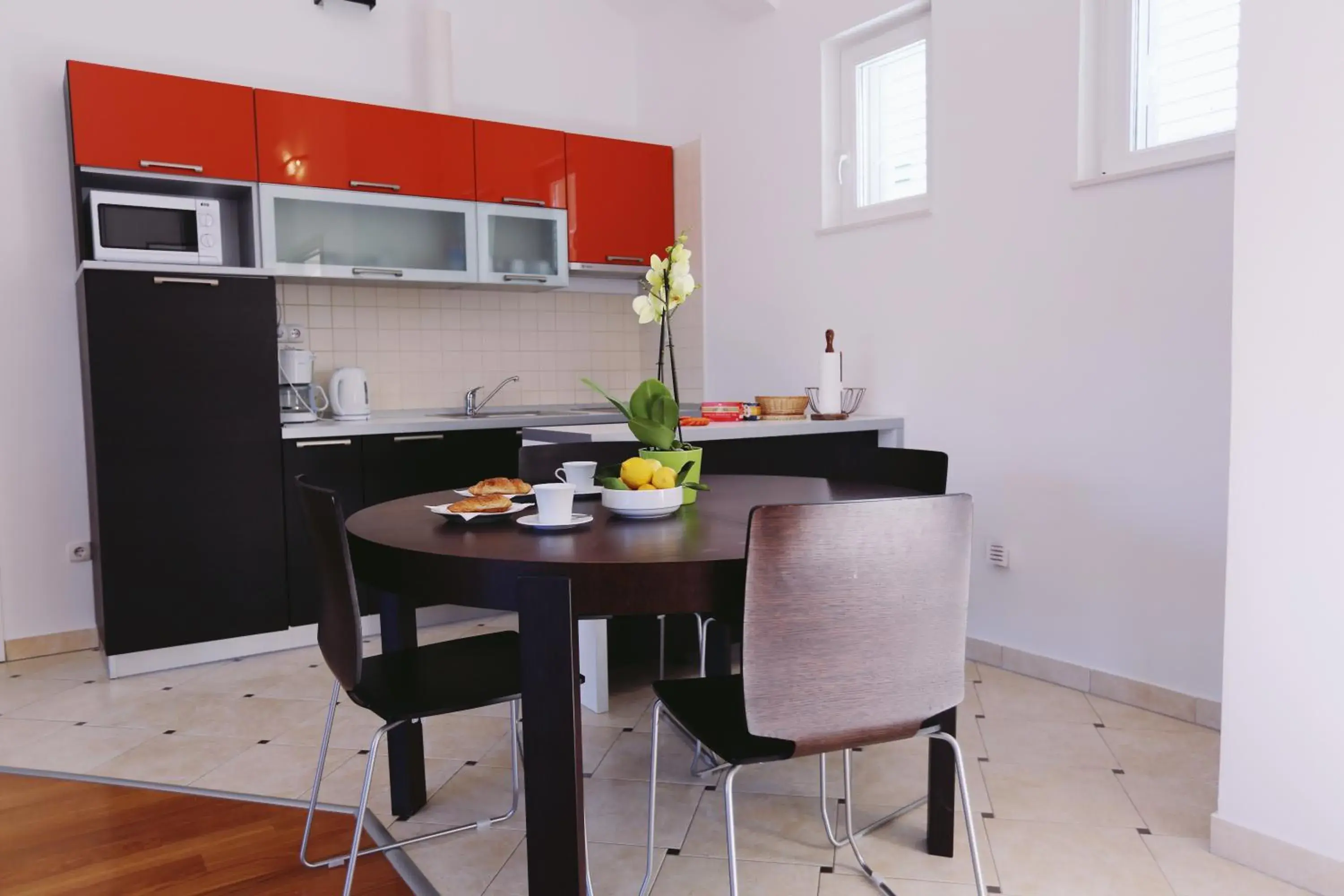 Kitchen or kitchenette, Dining Area in Pervanovo Apartments