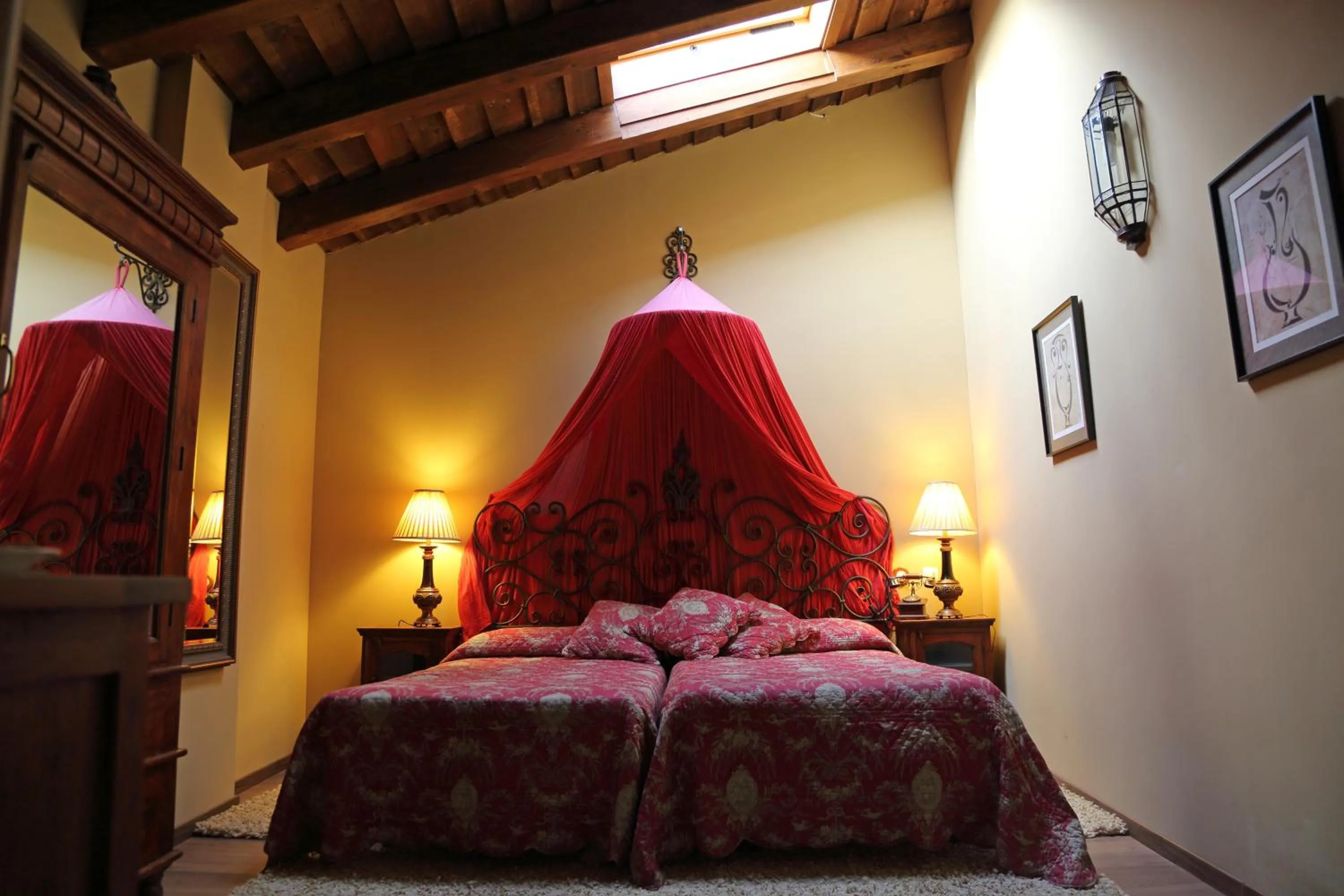 Photo of the whole room, Bed in La Posada Del Canal