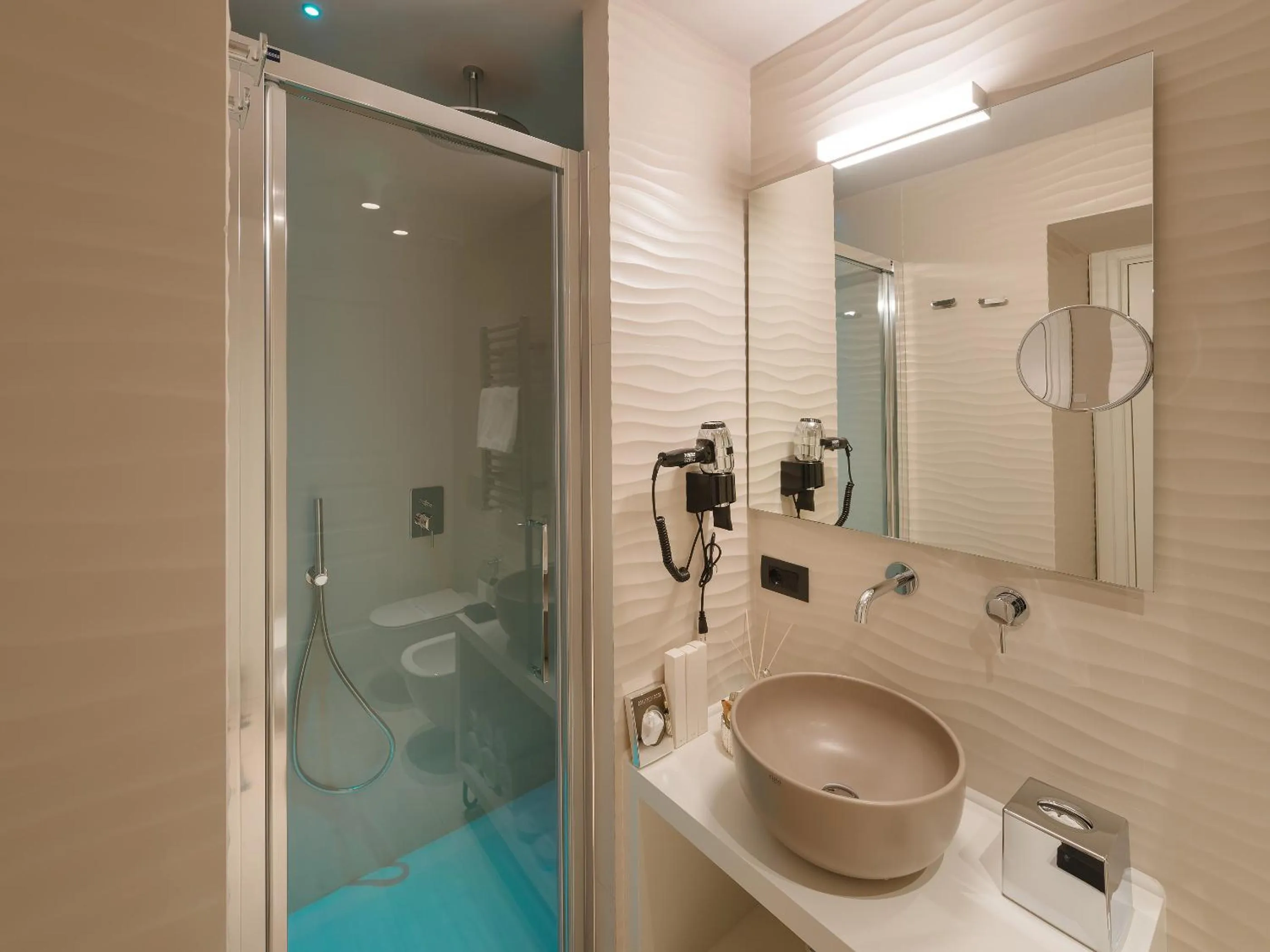 Shower in Rhea Silvia Luxury Navona