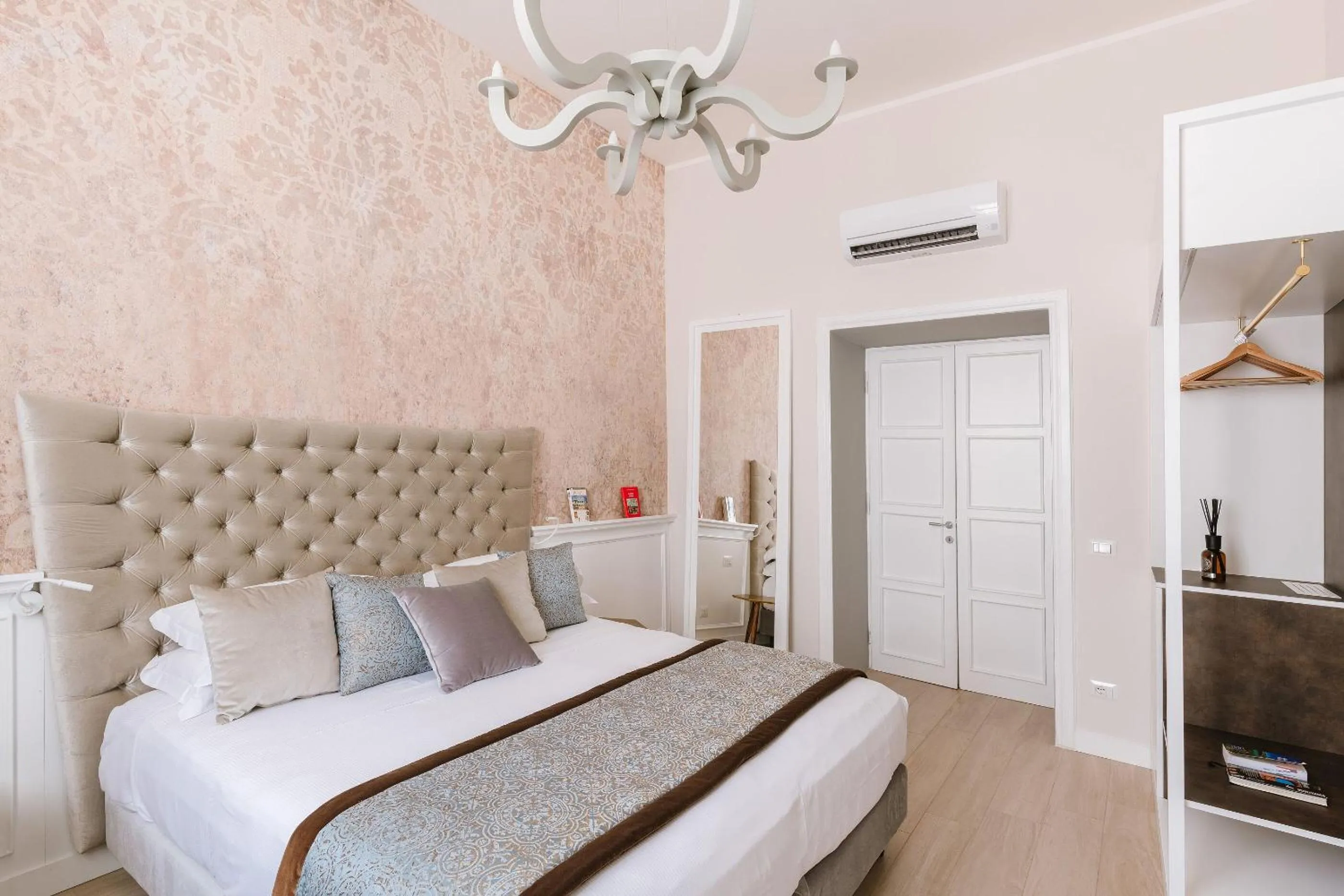 Bed in Rhea Silvia Luxury Navona