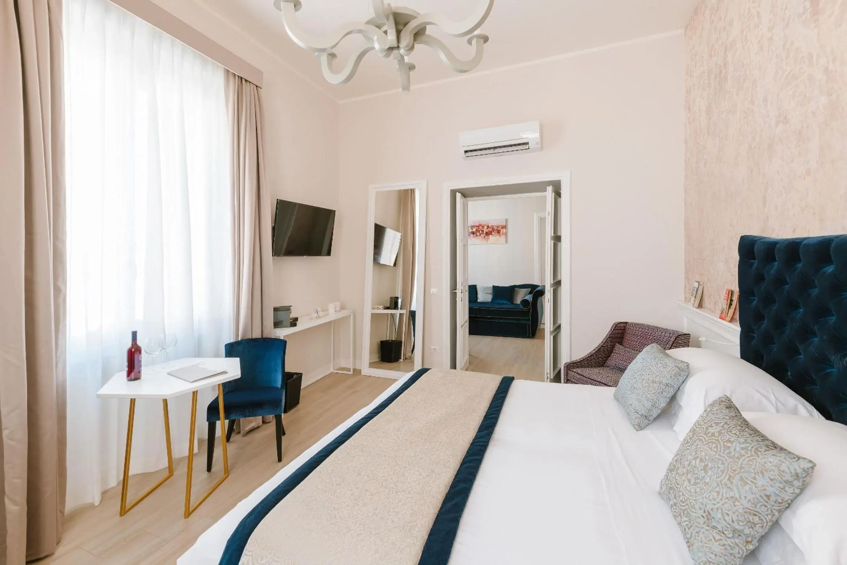 Bed in Rhea Silvia Luxury Navona Bed in Rhea Silvia Luxury Navona