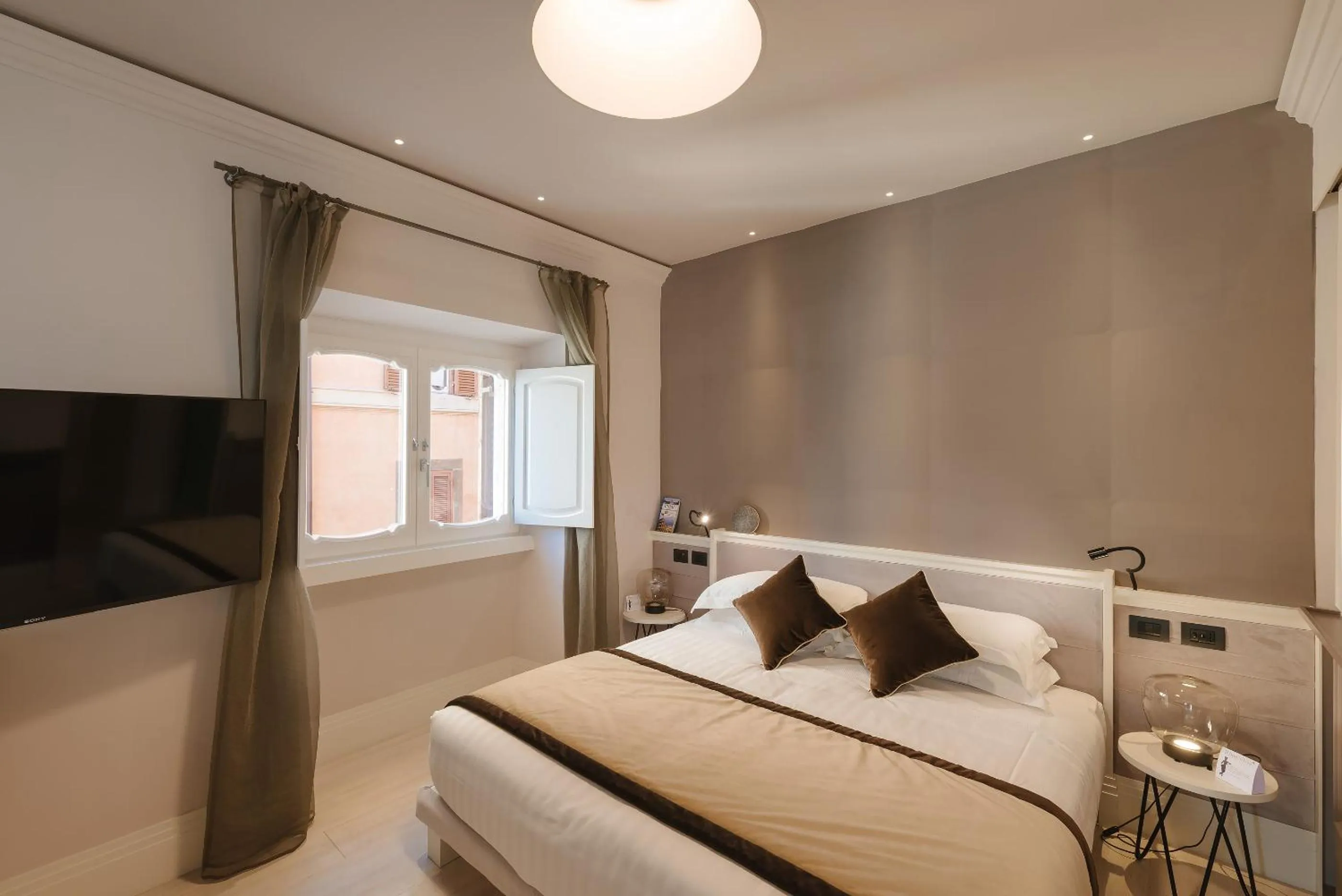 TV and multimedia, Bed in Rhea Silvia Luxury Navona