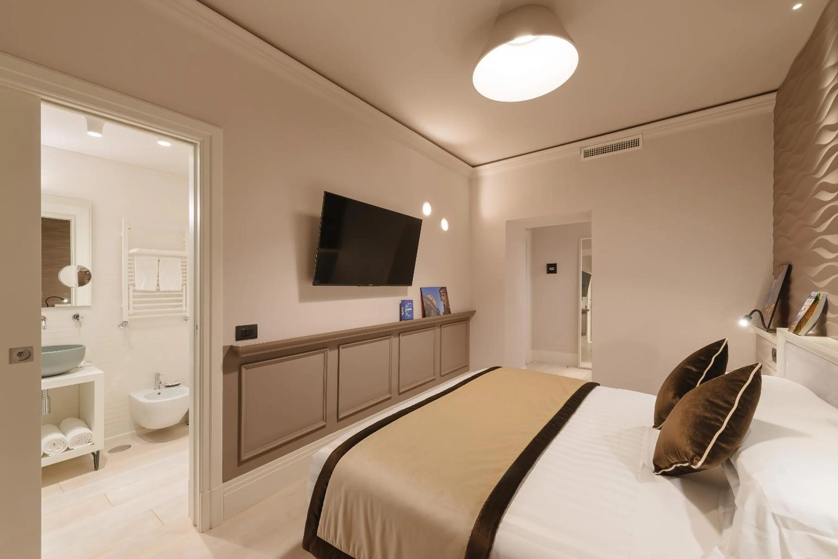 Bathroom, Bed in Rhea Silvia Luxury Navona