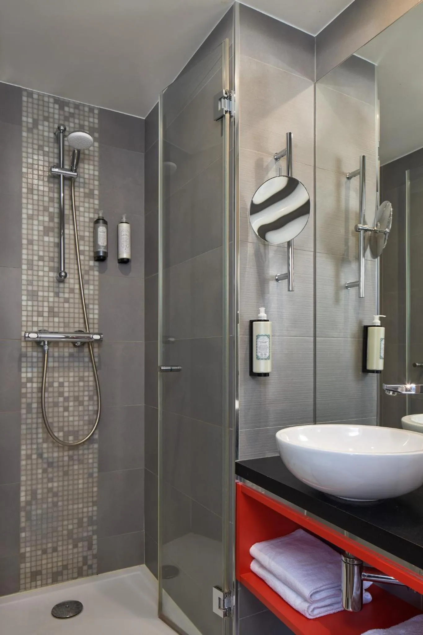 Bathroom in Timhotel Paris Gare de l'Est