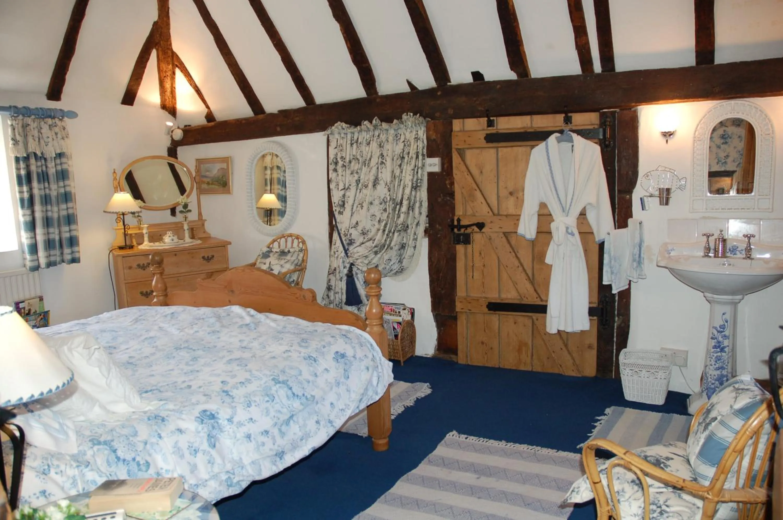 Photo of the whole room, Bed in Clayton Wickham Farmhouse
