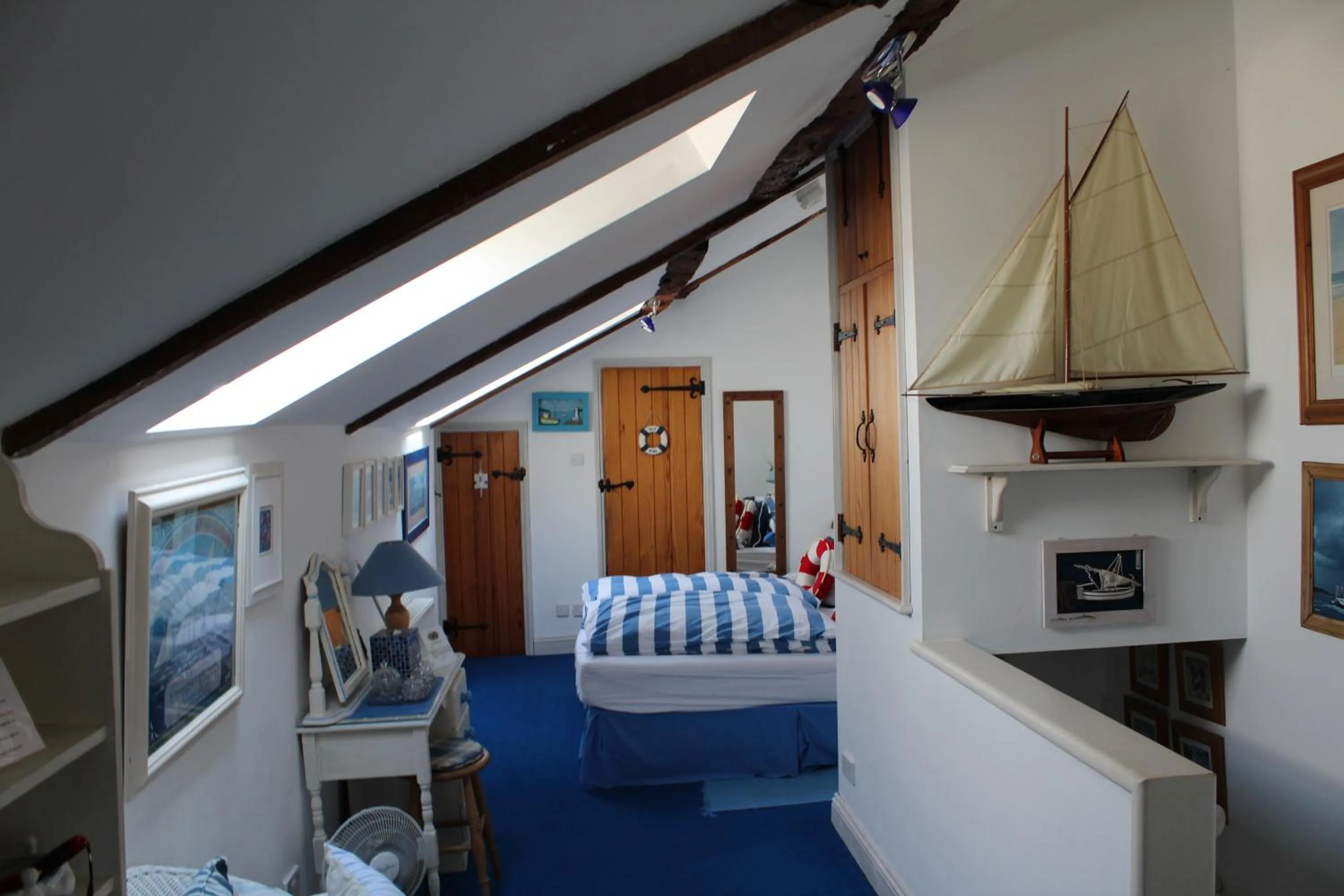 Photo of the whole room, Bed in Clayton Wickham Farmhouse