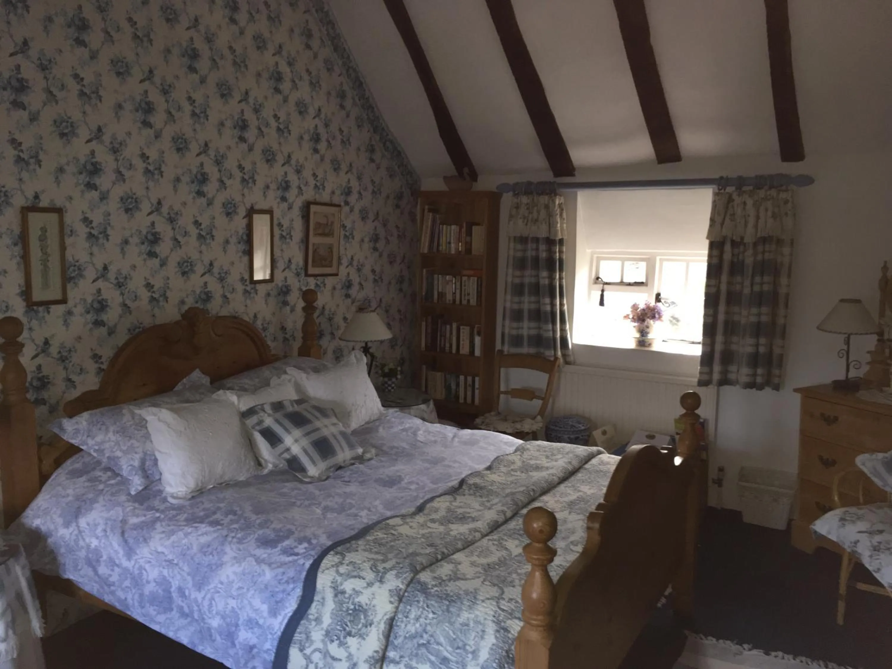 Photo of the whole room, Bed in Clayton Wickham Farmhouse