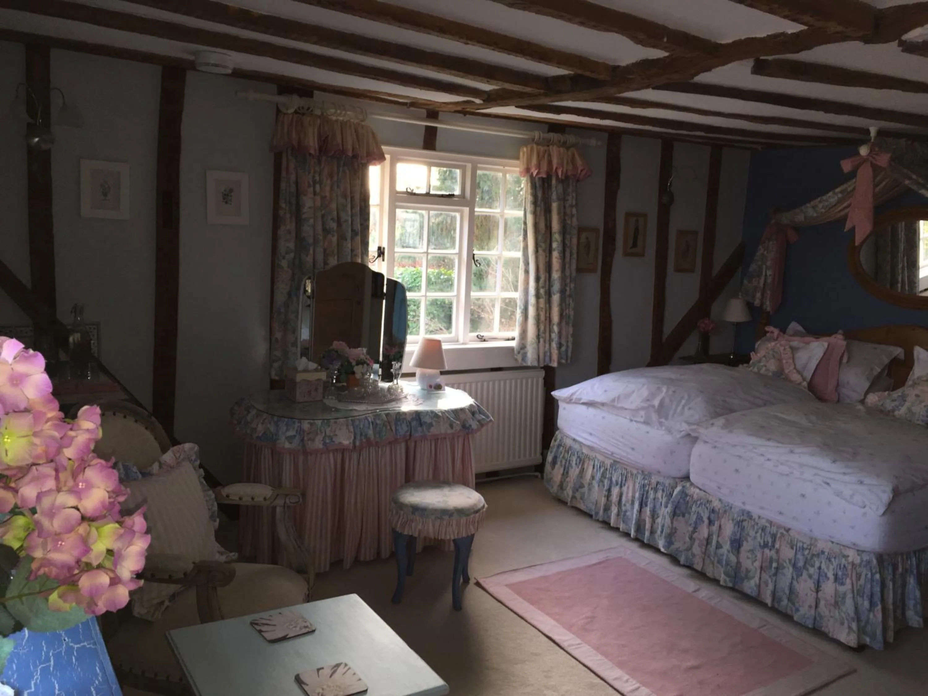 Photo of the whole room, Bed in Clayton Wickham Farmhouse