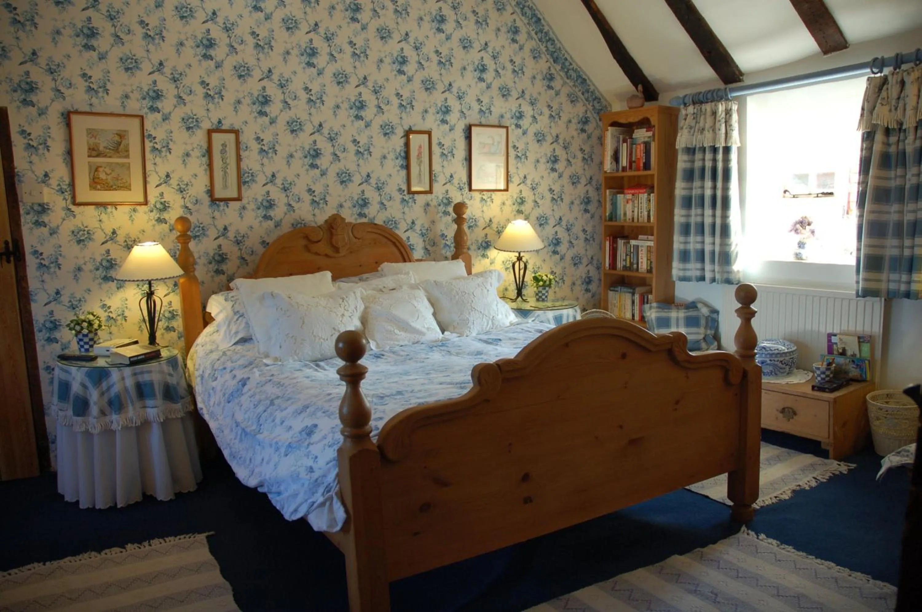 Photo of the whole room, Bed in Clayton Wickham Farmhouse