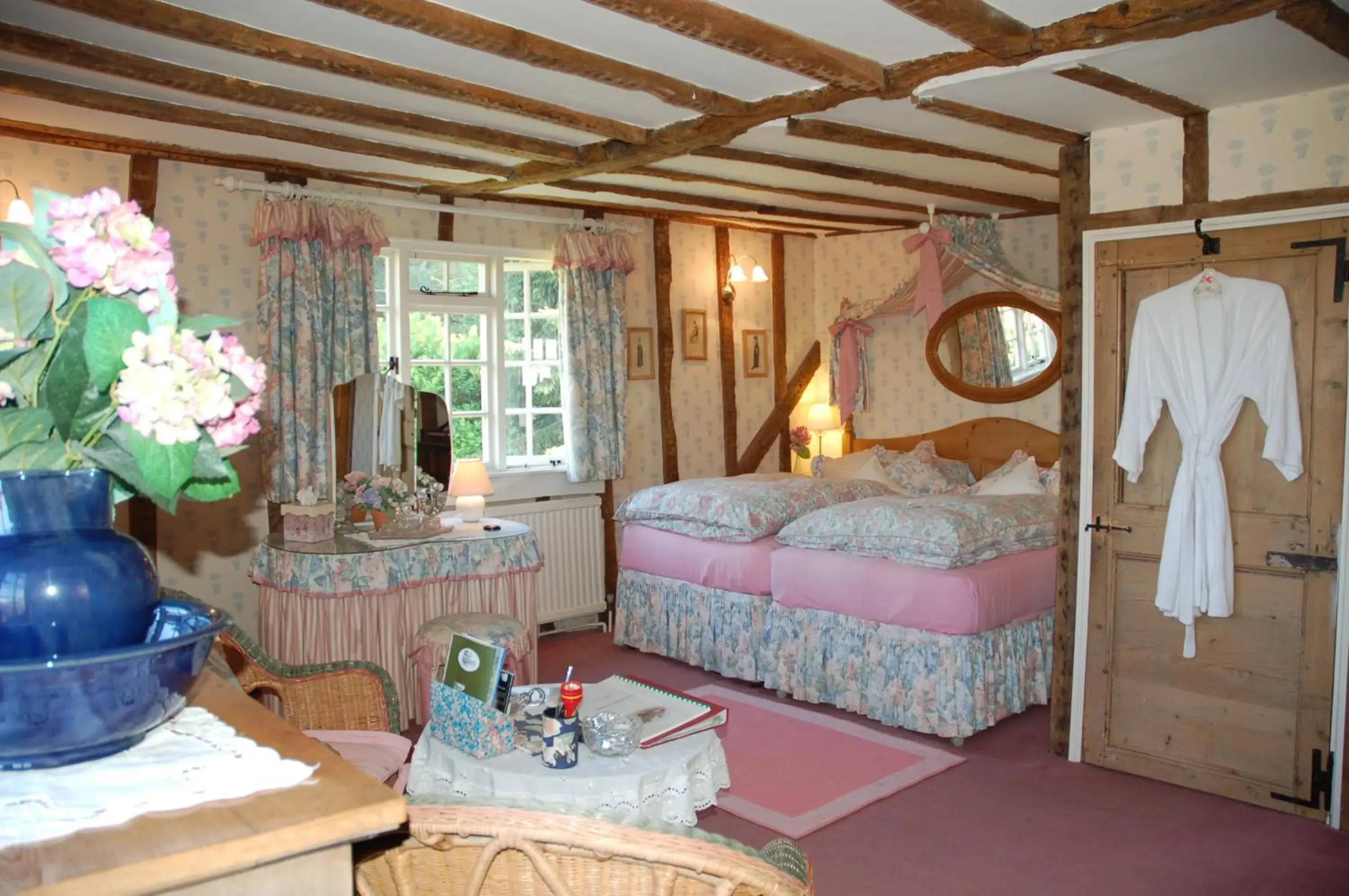 Double or Twin Room with Shared Bathroom - single occupancy in Clayton Wickham Farmhouse Double or Twin Room with Shared Bathroom - single occupancy in Clayton Wickham Farmhouse