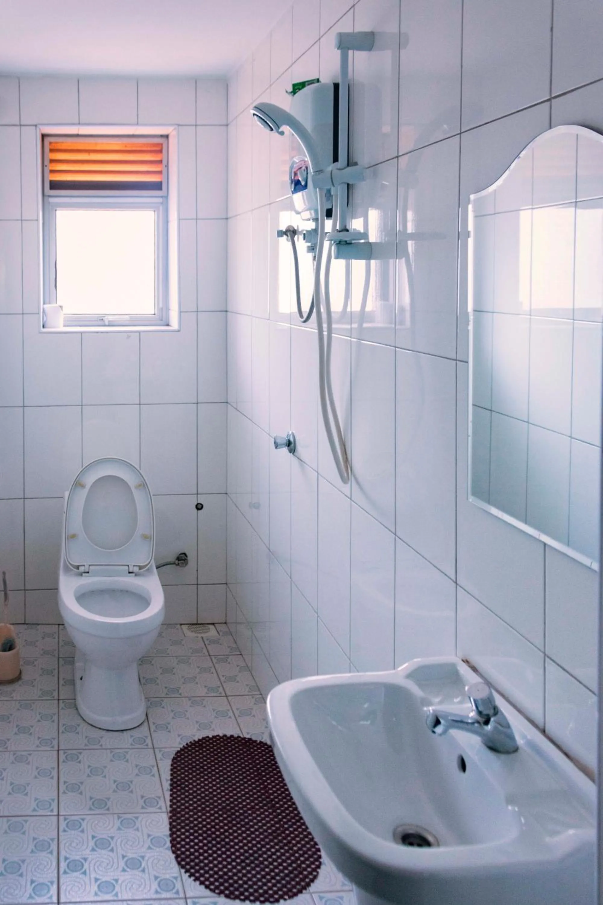 Shower in G-One Hotel Kampala