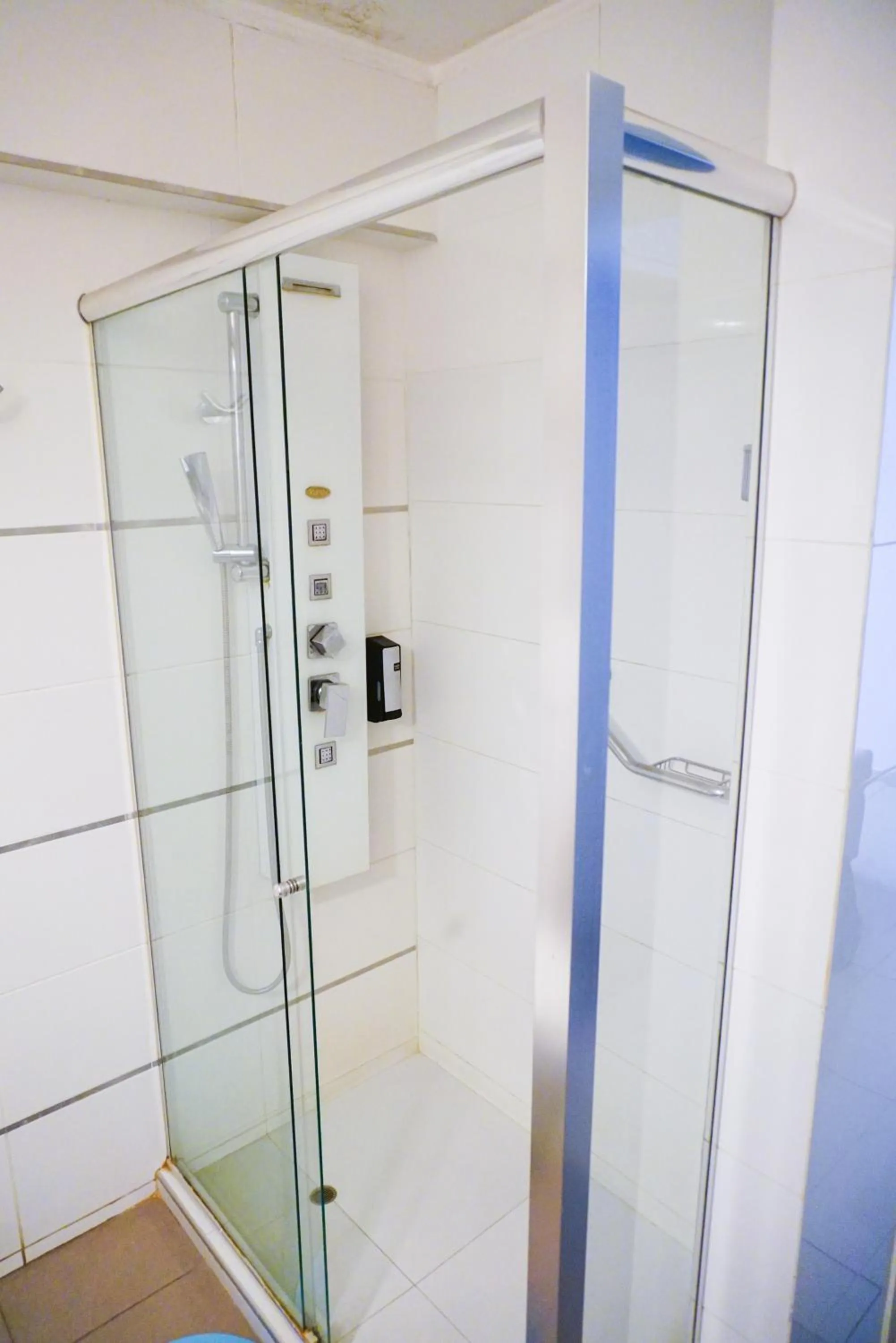 Shower in Apart Hotel Petit Palace Suites