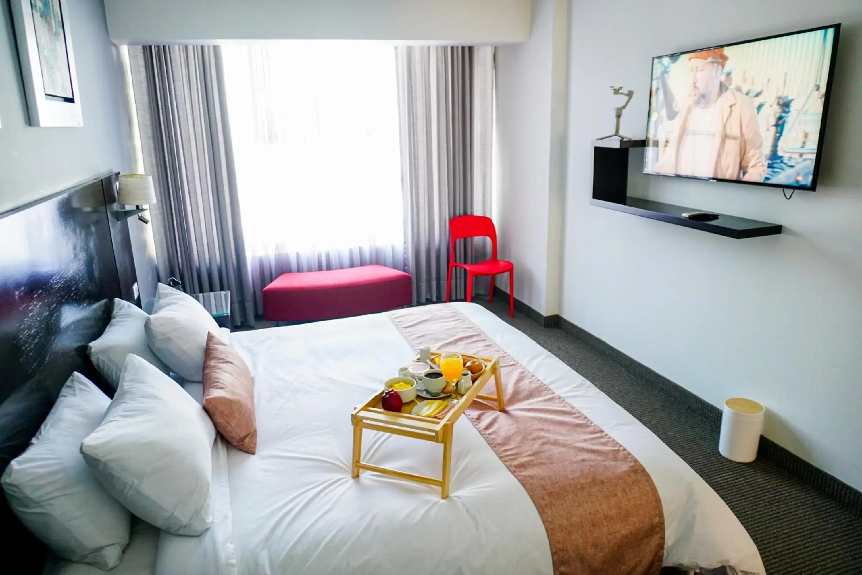 Staff, Bed in Apart Hotel Petit Palace Suites Staff, Bed in Apart Hotel Petit Palace Suites