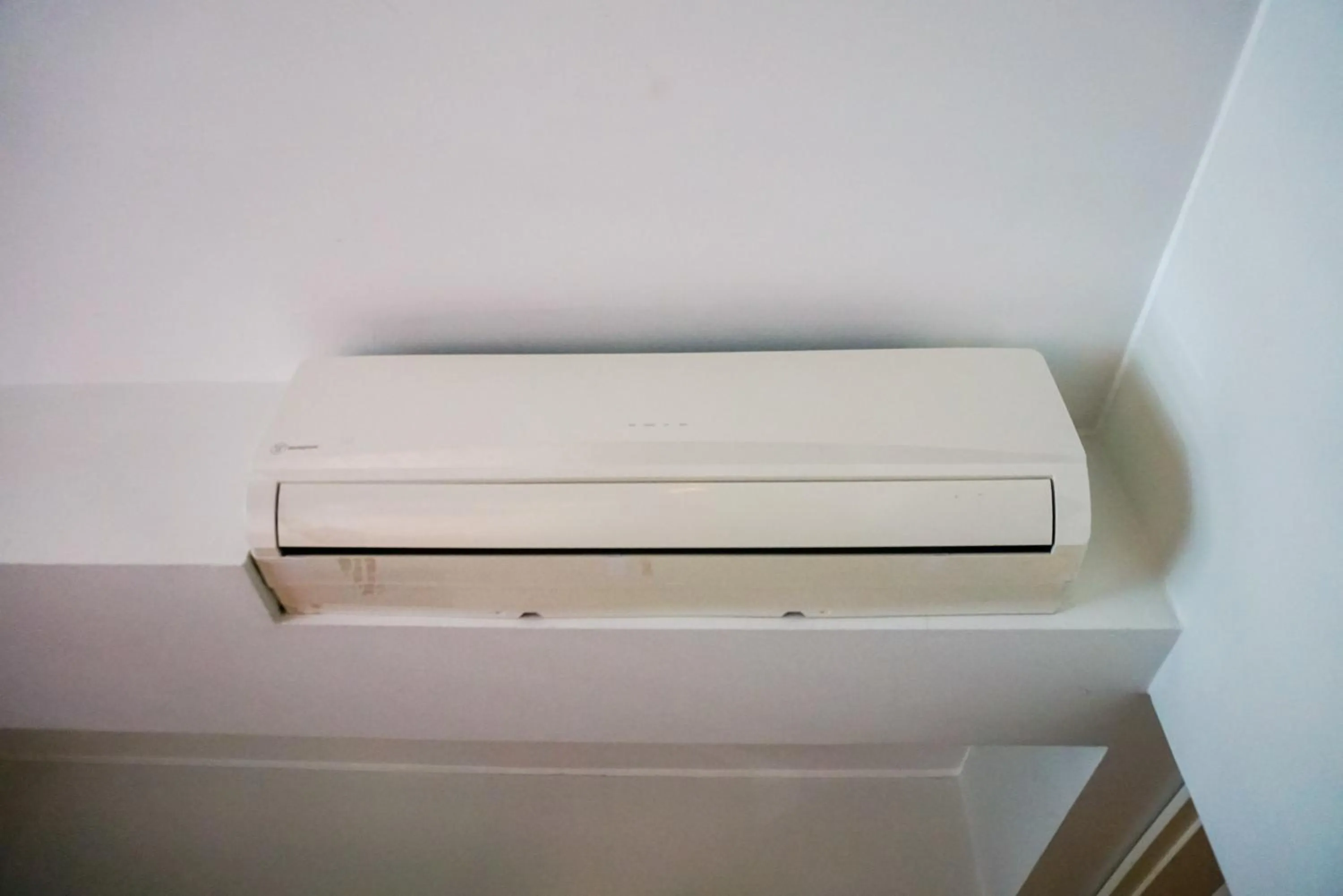 air conditioner in Apart Hotel Petit Palace Suites