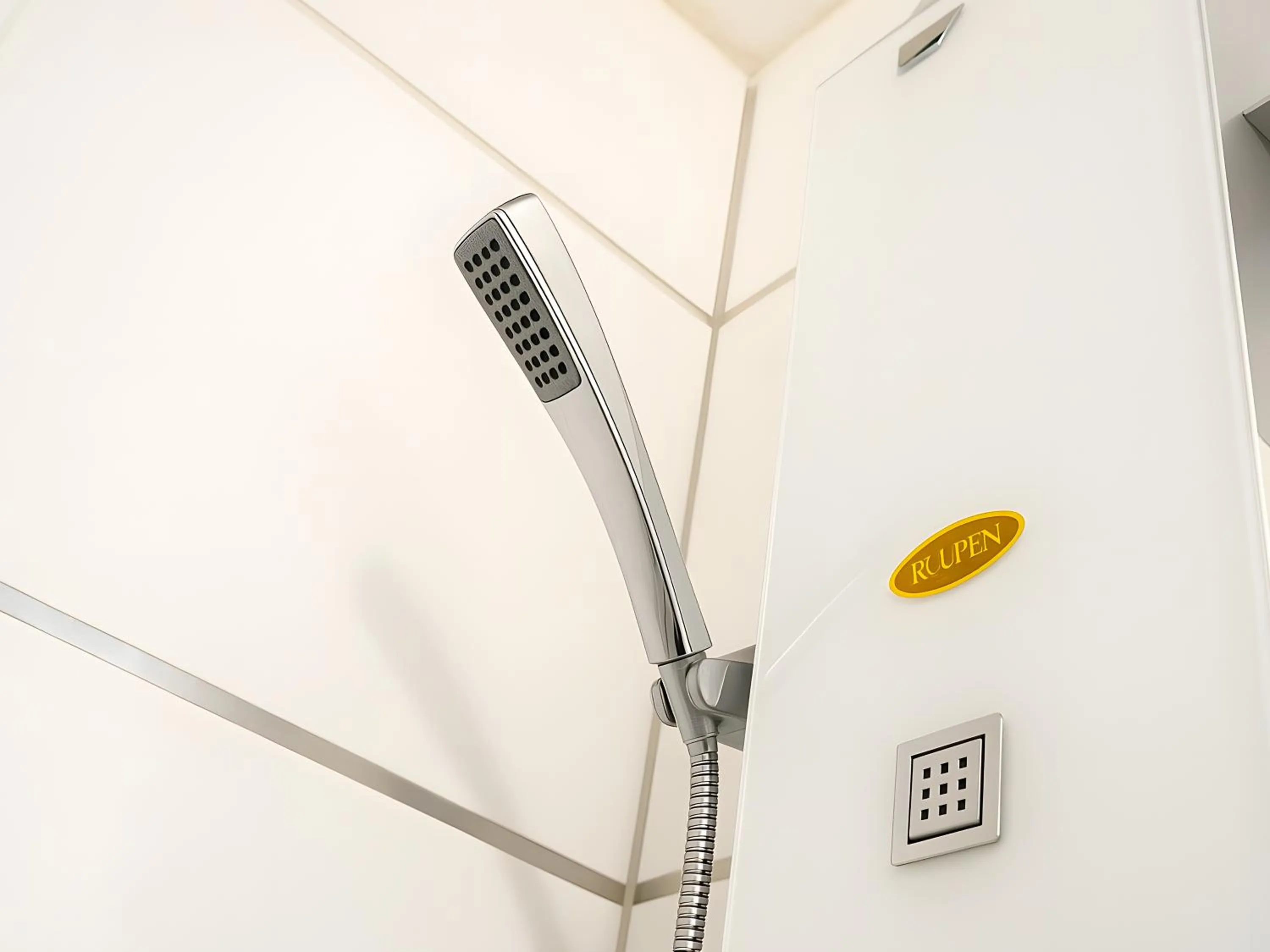 Shower in Apart Hotel Petit Palace Suites