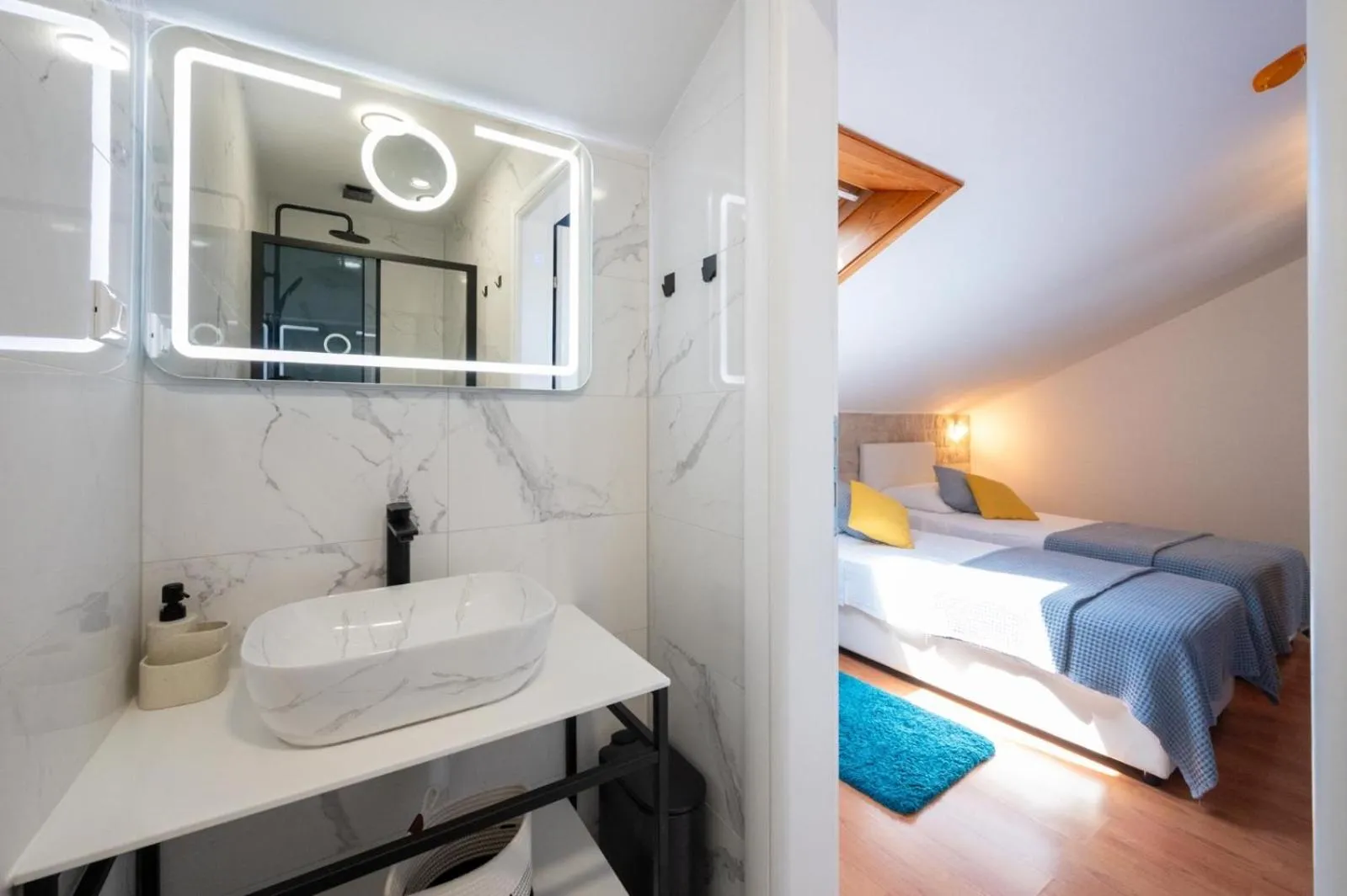 Bathroom, Bed in Villa Jidro