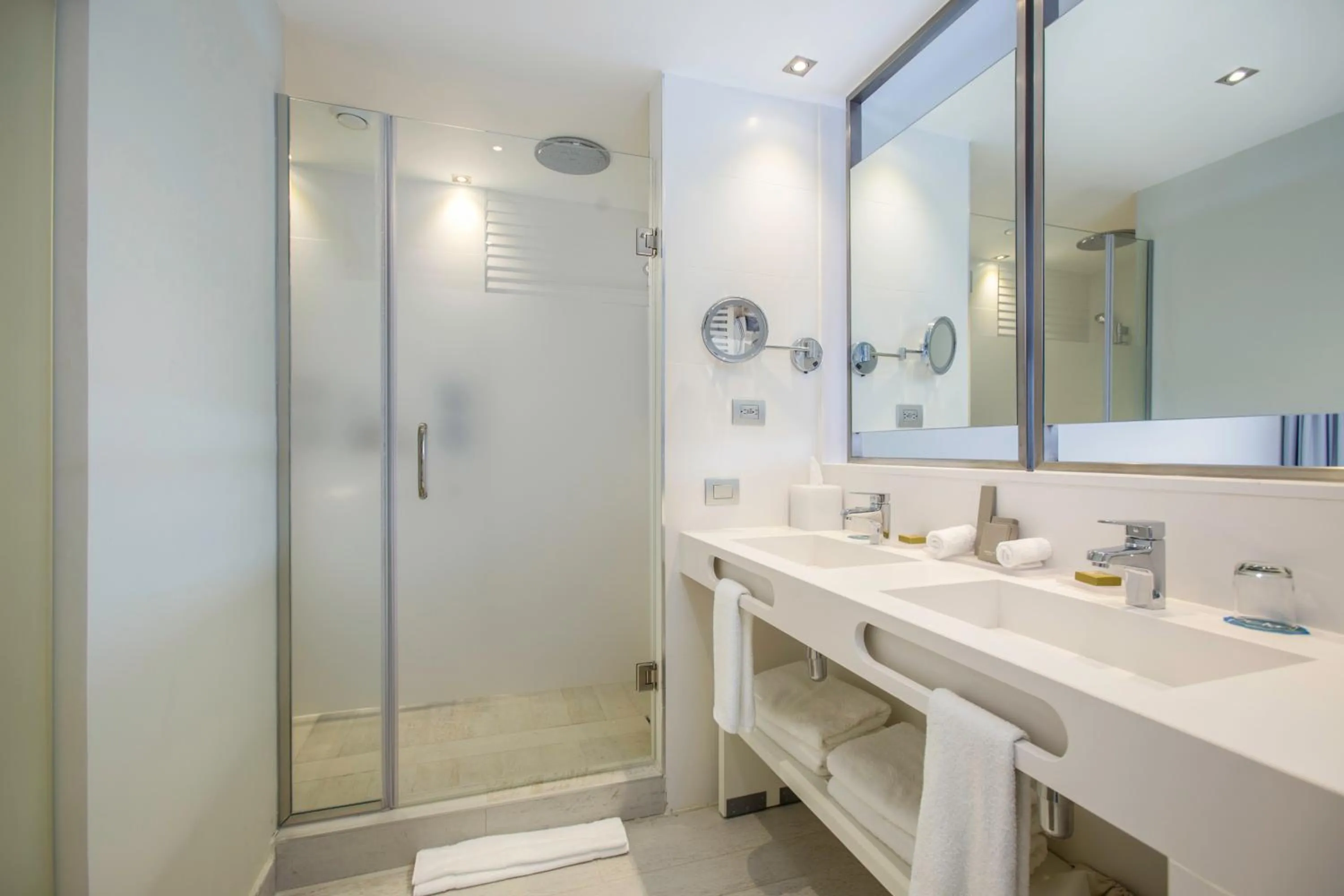 Bathroom in Catalonia Royal La Romana Adults Only - All Inclusive