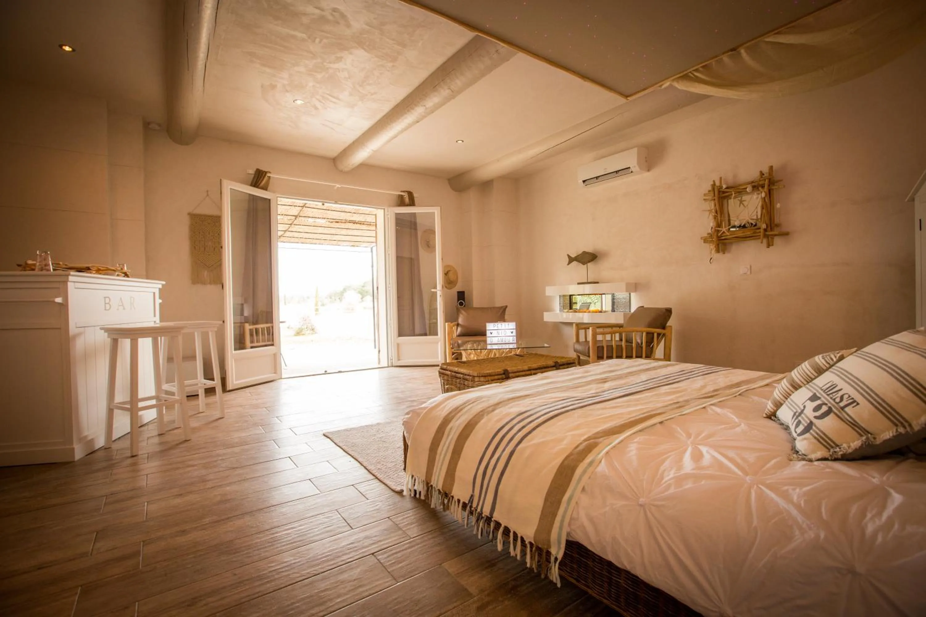 Photo of the whole room, Bed in Abri Cosy - Suite Romantique en Camargue