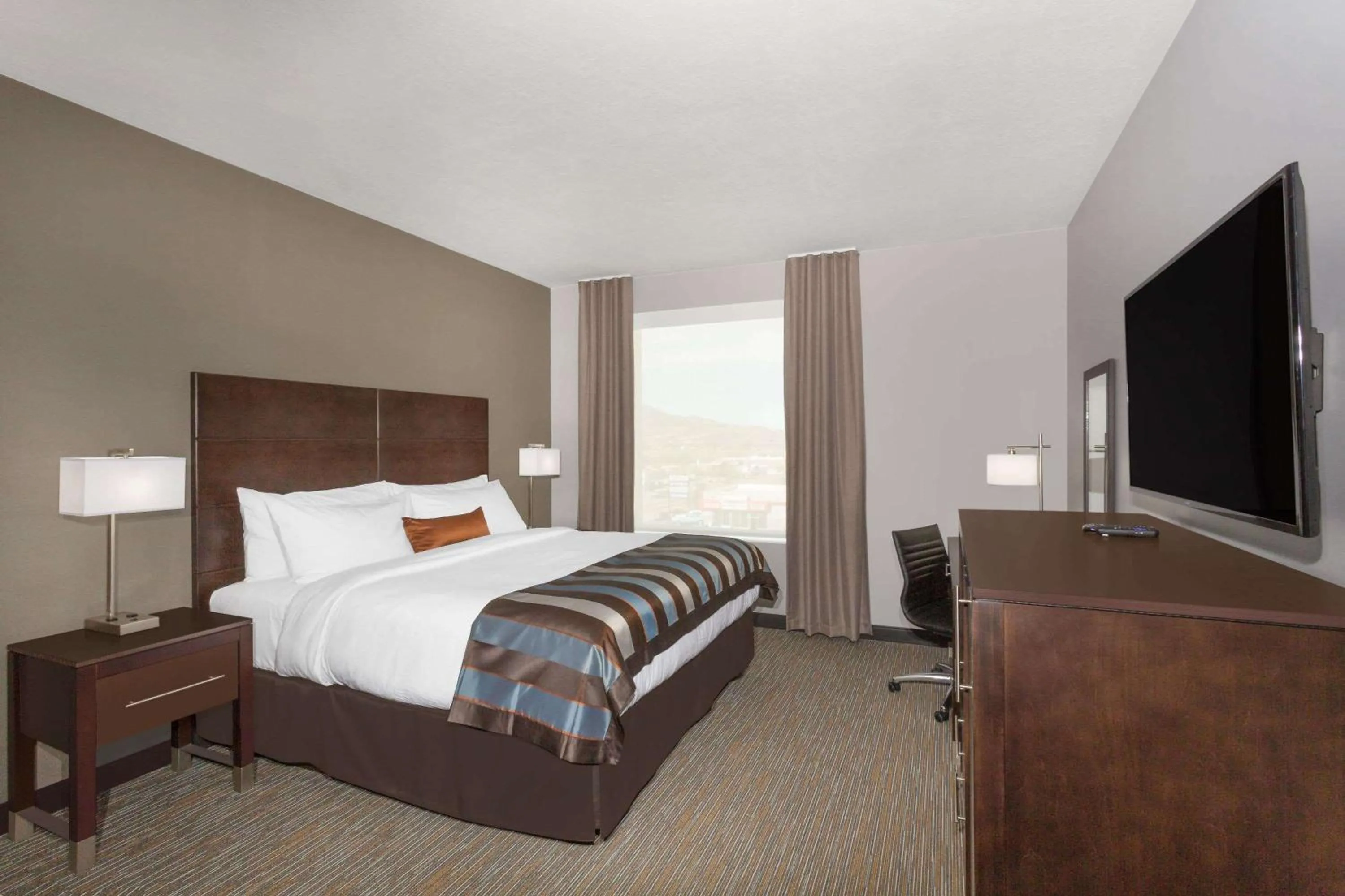 Photo of the whole room, Bed in Wingate by Wyndham Hurricane Zion National Park