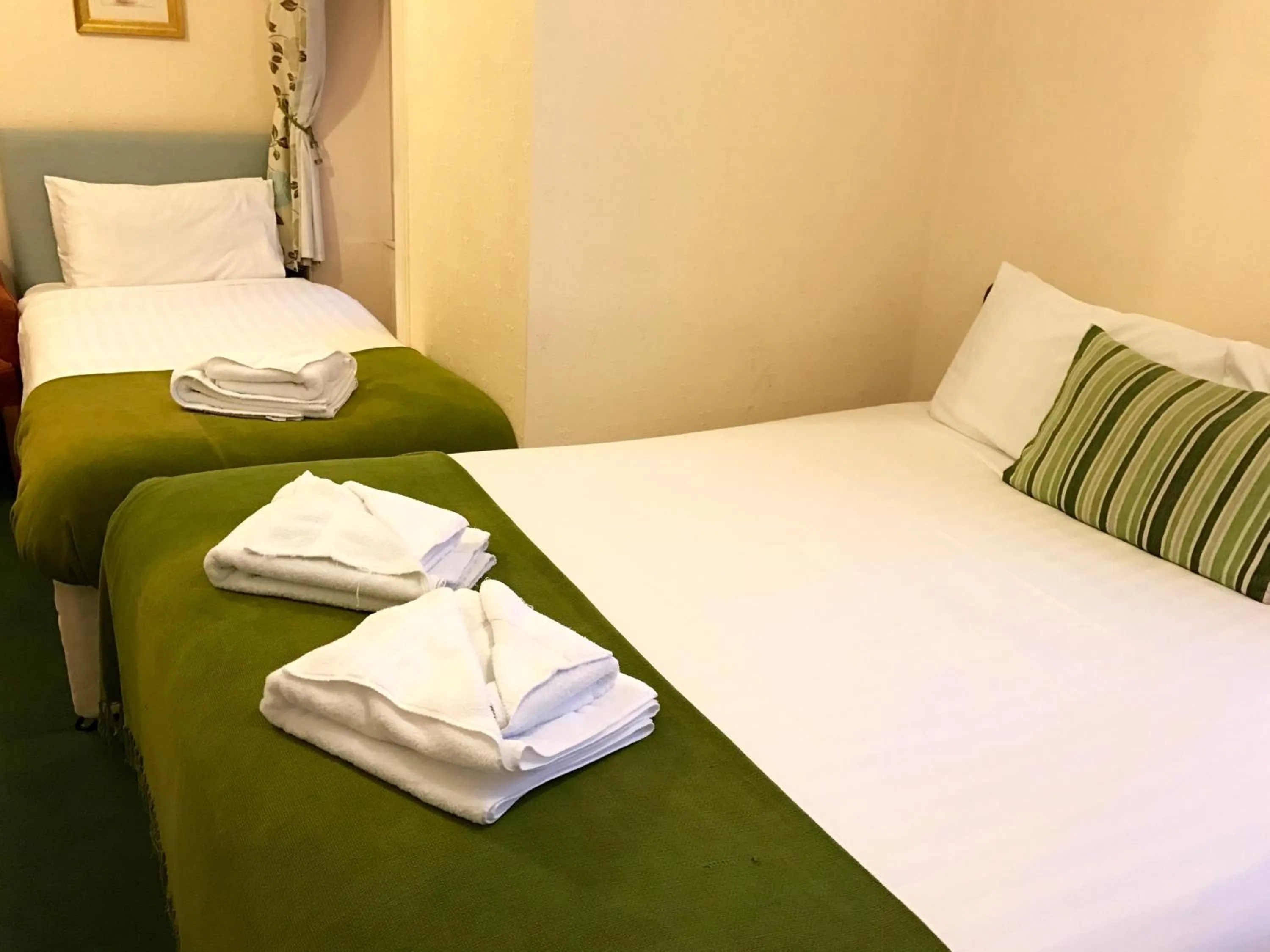 Bedroom, Bed in Glenlossie Guest House