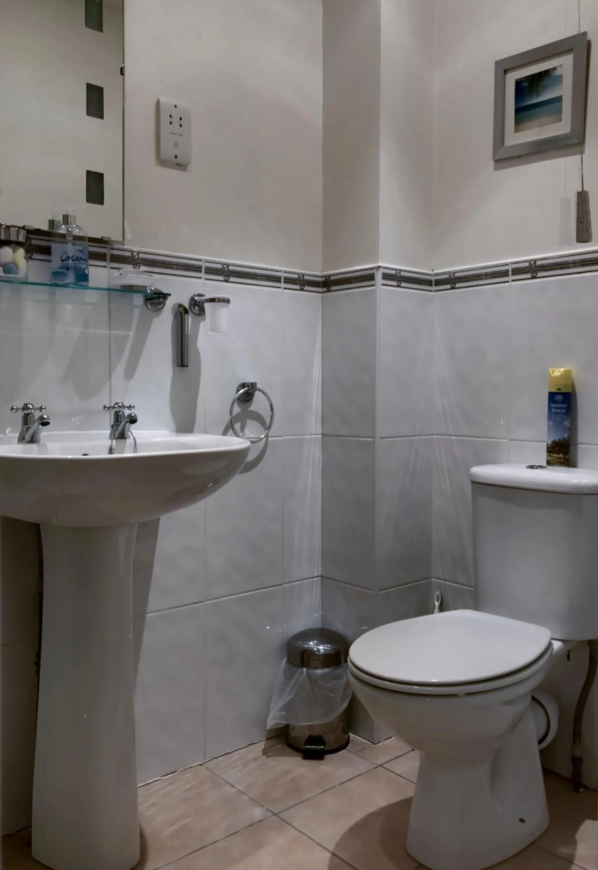 Toilet in Glenlossie Guest House