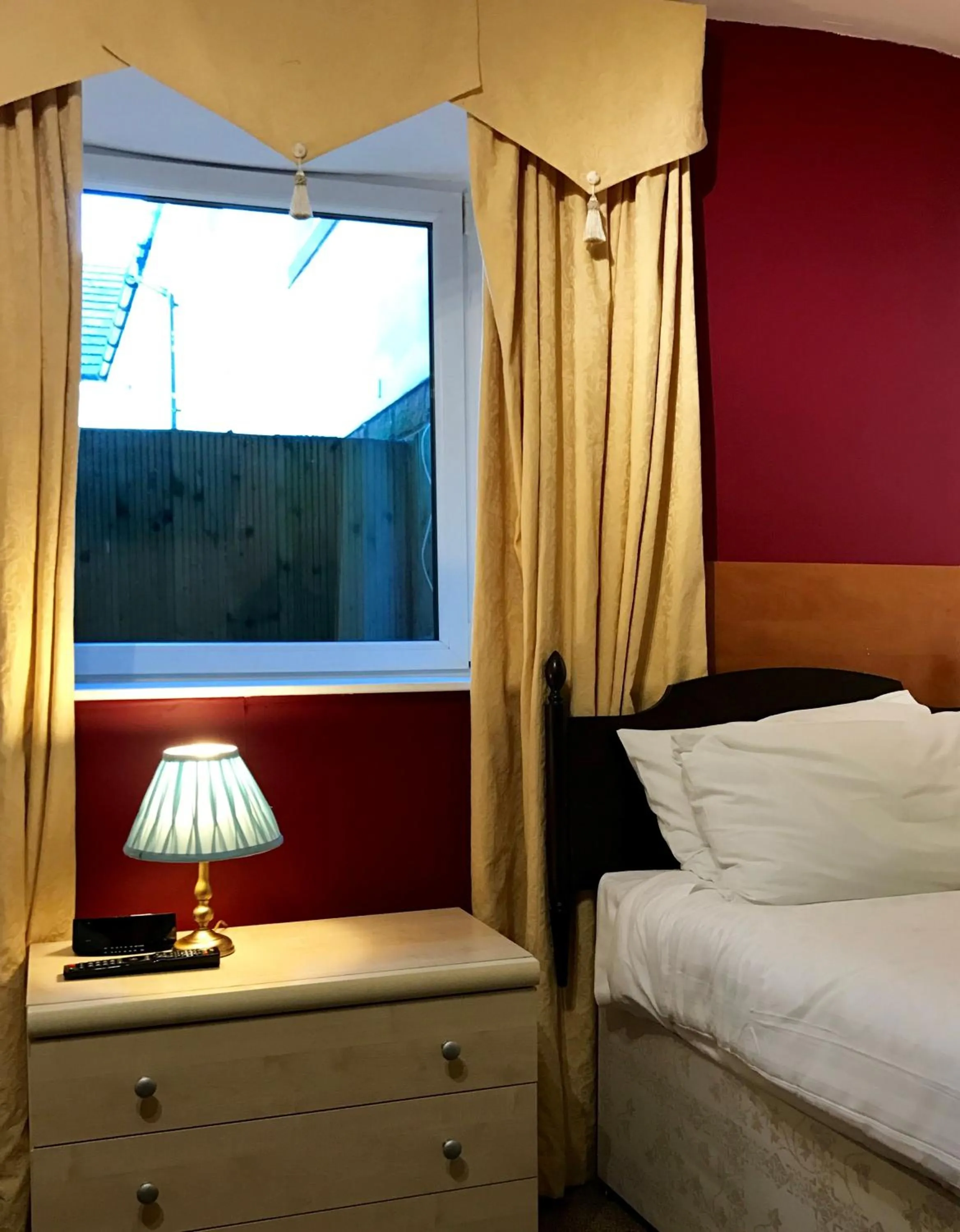 Bedroom, Bed in Glenlossie Guest House