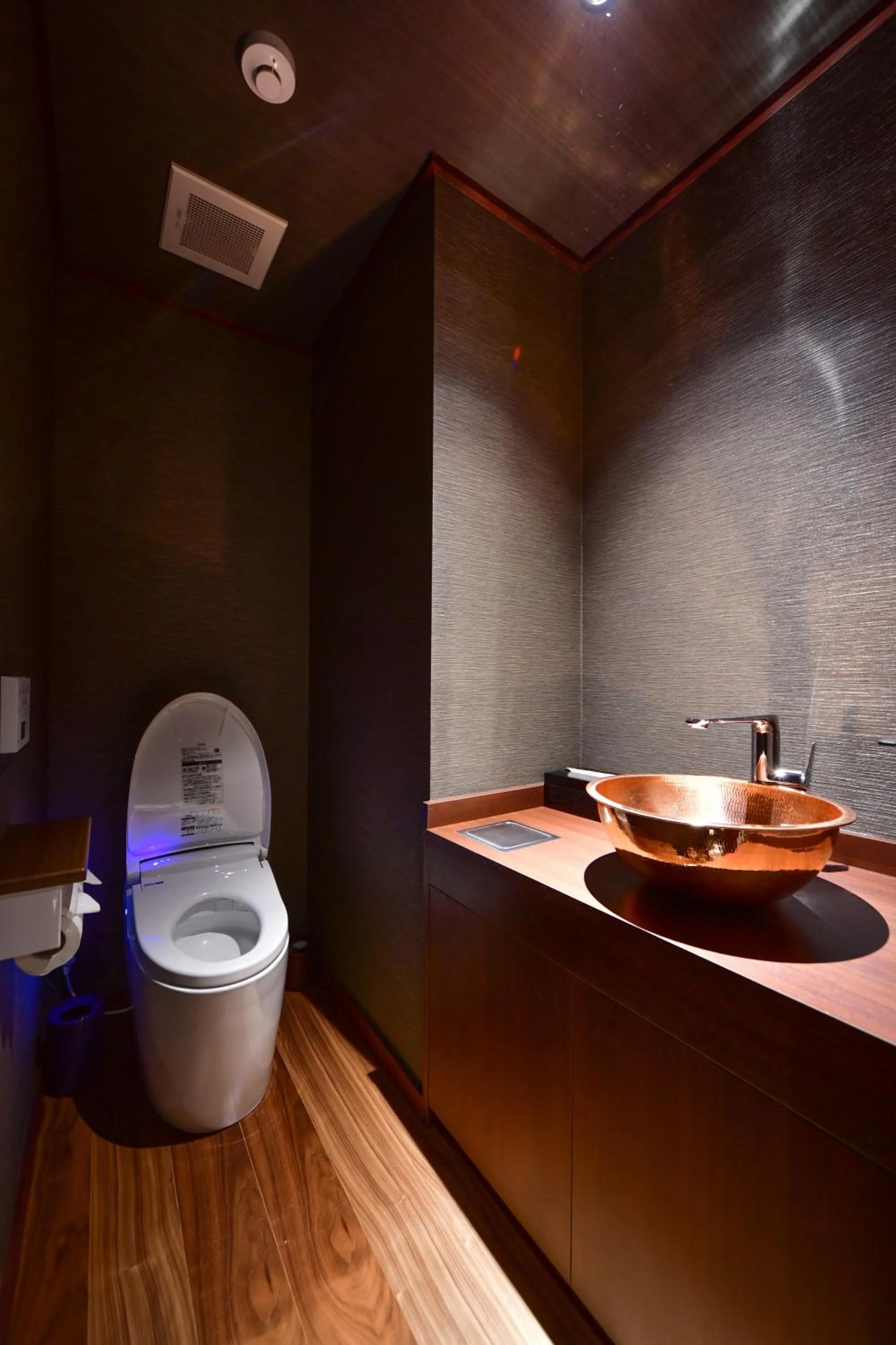 Bathroom in Balinese onsen ryokan Hakone Airu