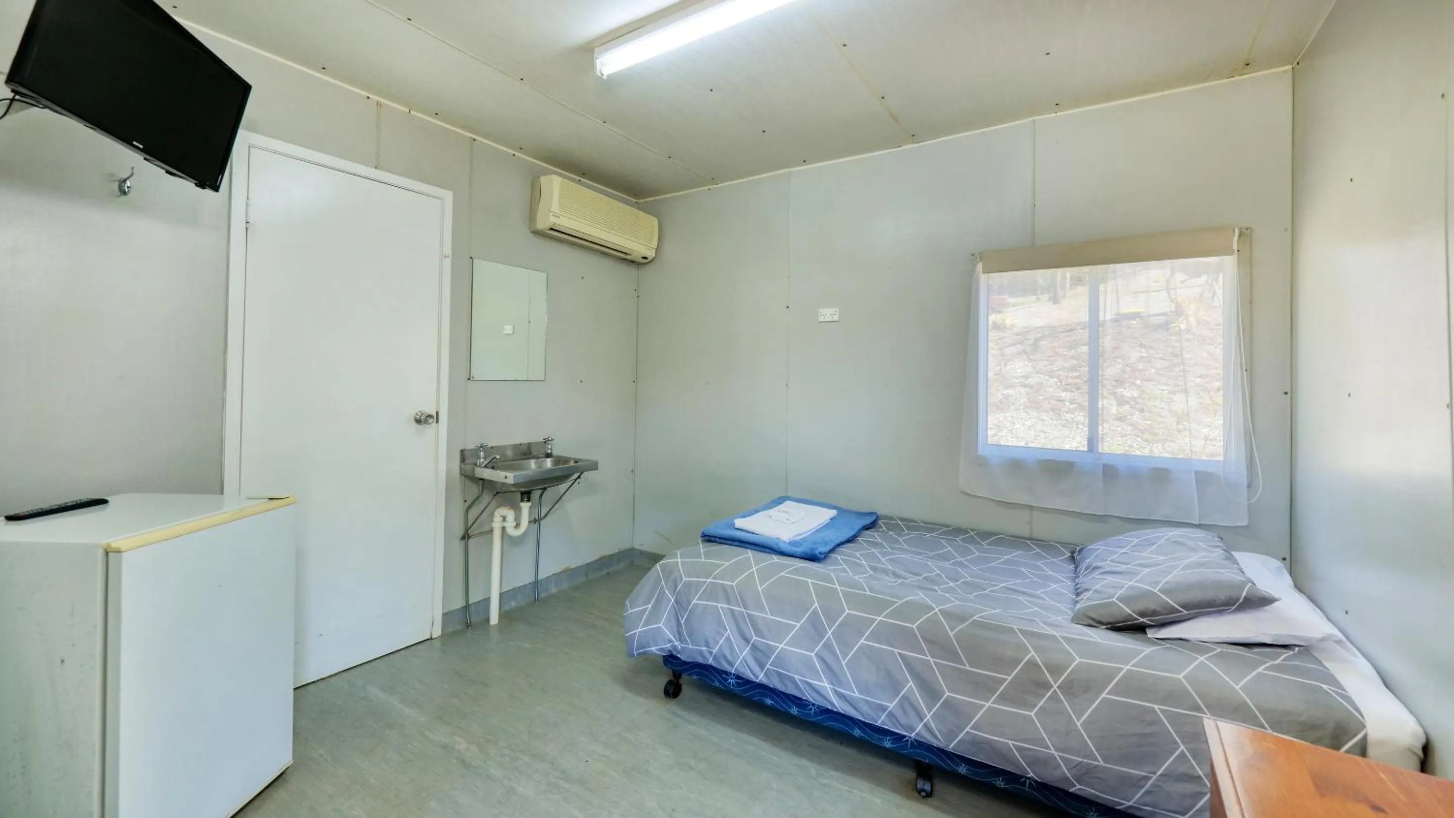 air conditioner, Bed in Silver Wattle Cabins