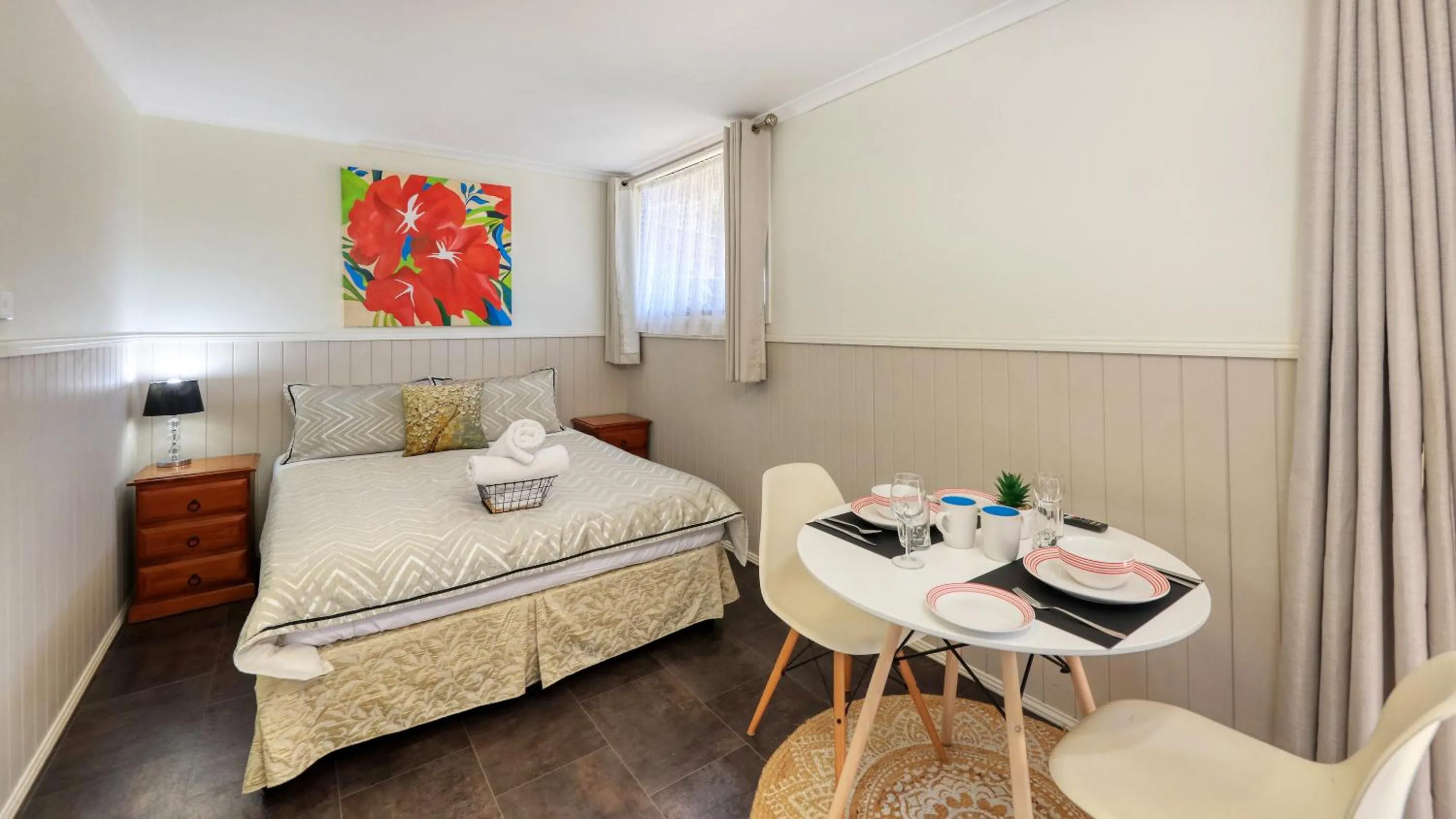Dining area, Bed in Silver Wattle Cabins