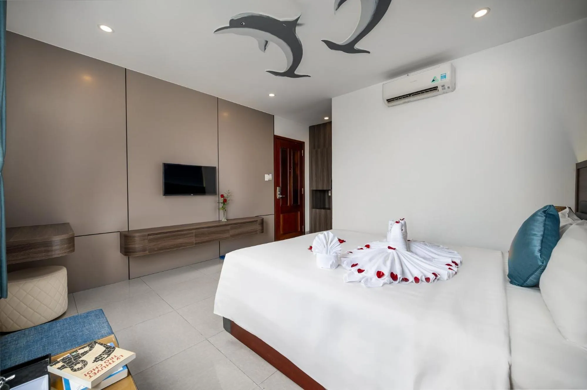 Bed in Maxhome Luxury Hotel