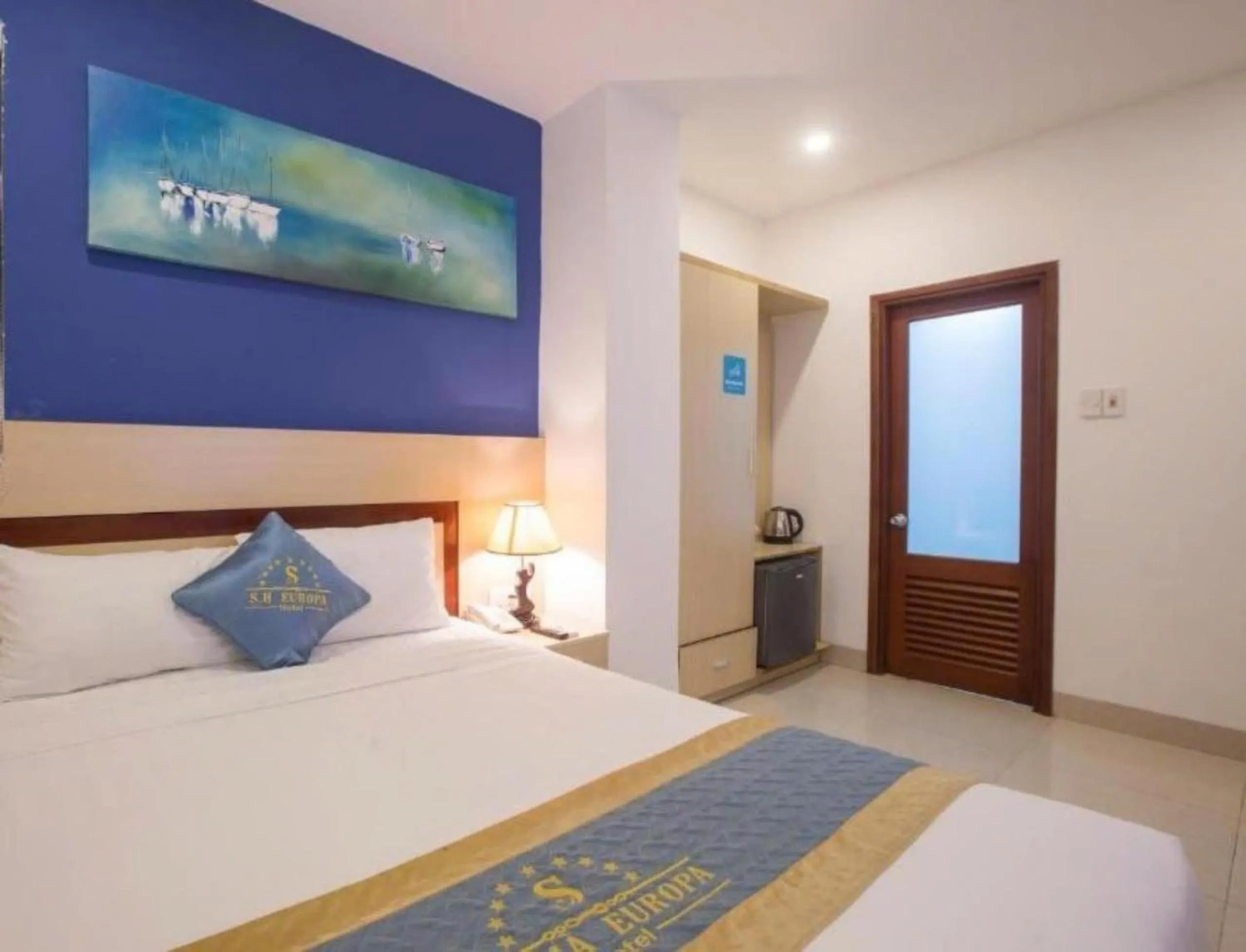 Bed in Maxhome Luxury Hotel