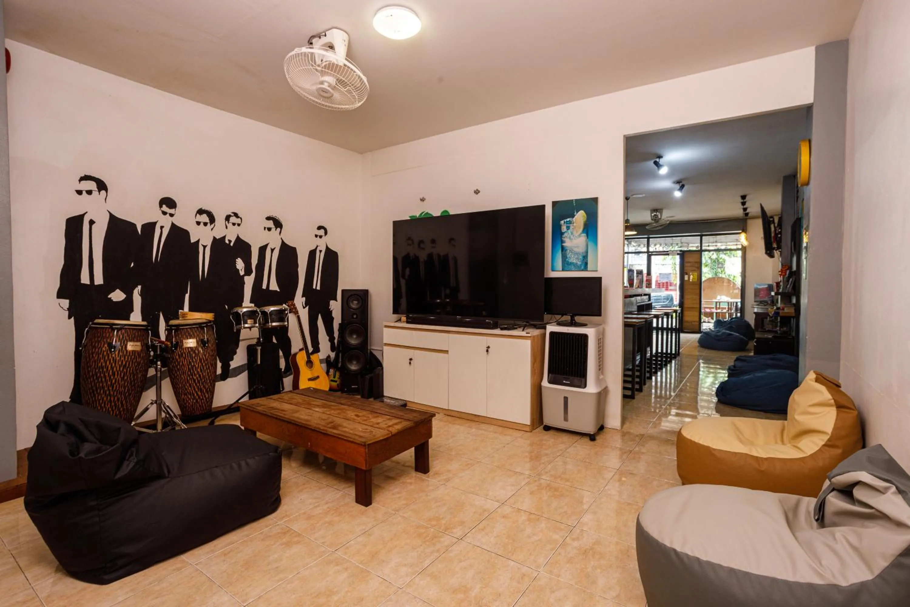 Communal lounge/ TV room in Amazing Backpackers Hostel AoNang
