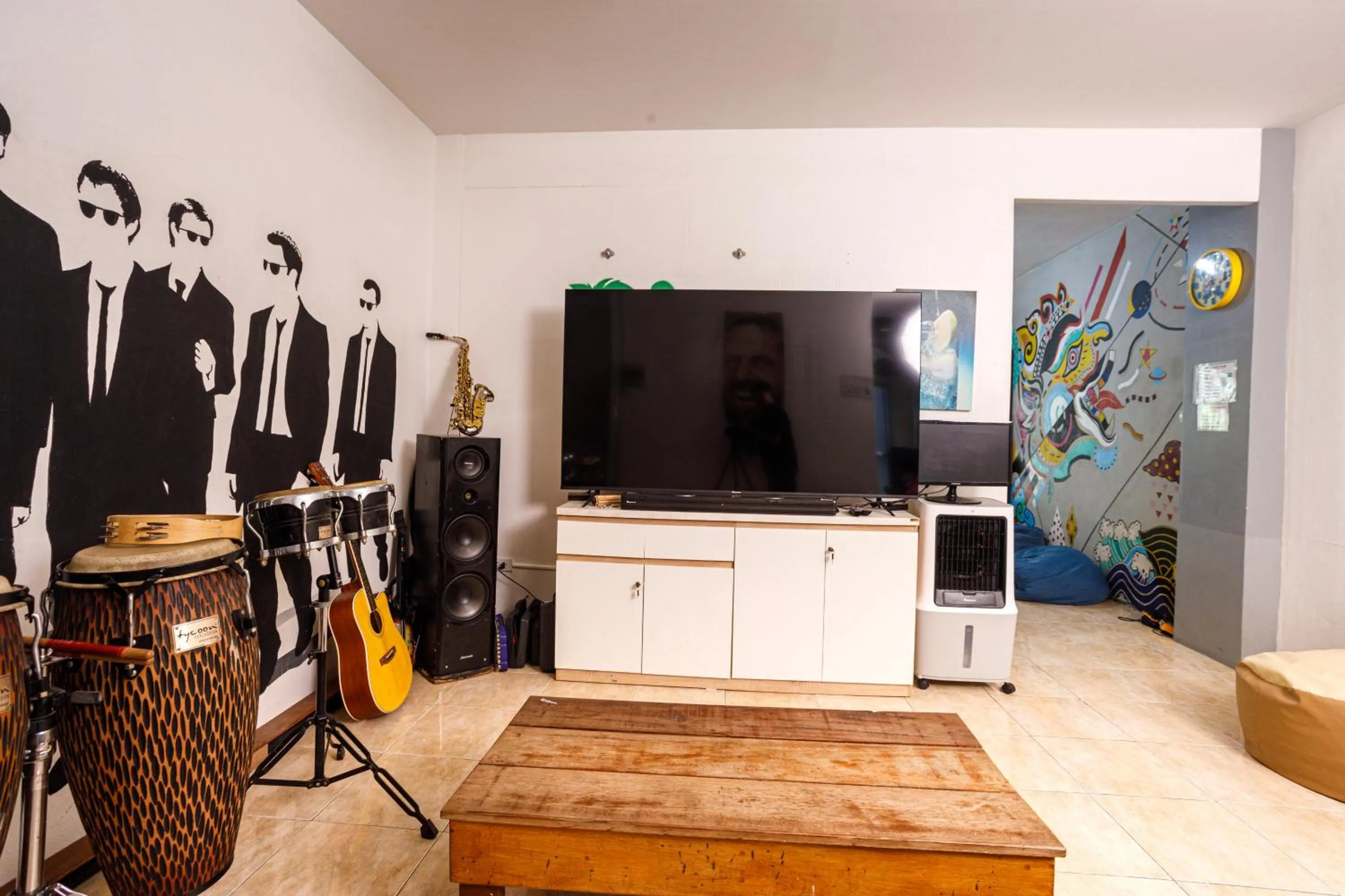 Communal lounge/ TV room in Amazing Backpackers Hostel AoNang
