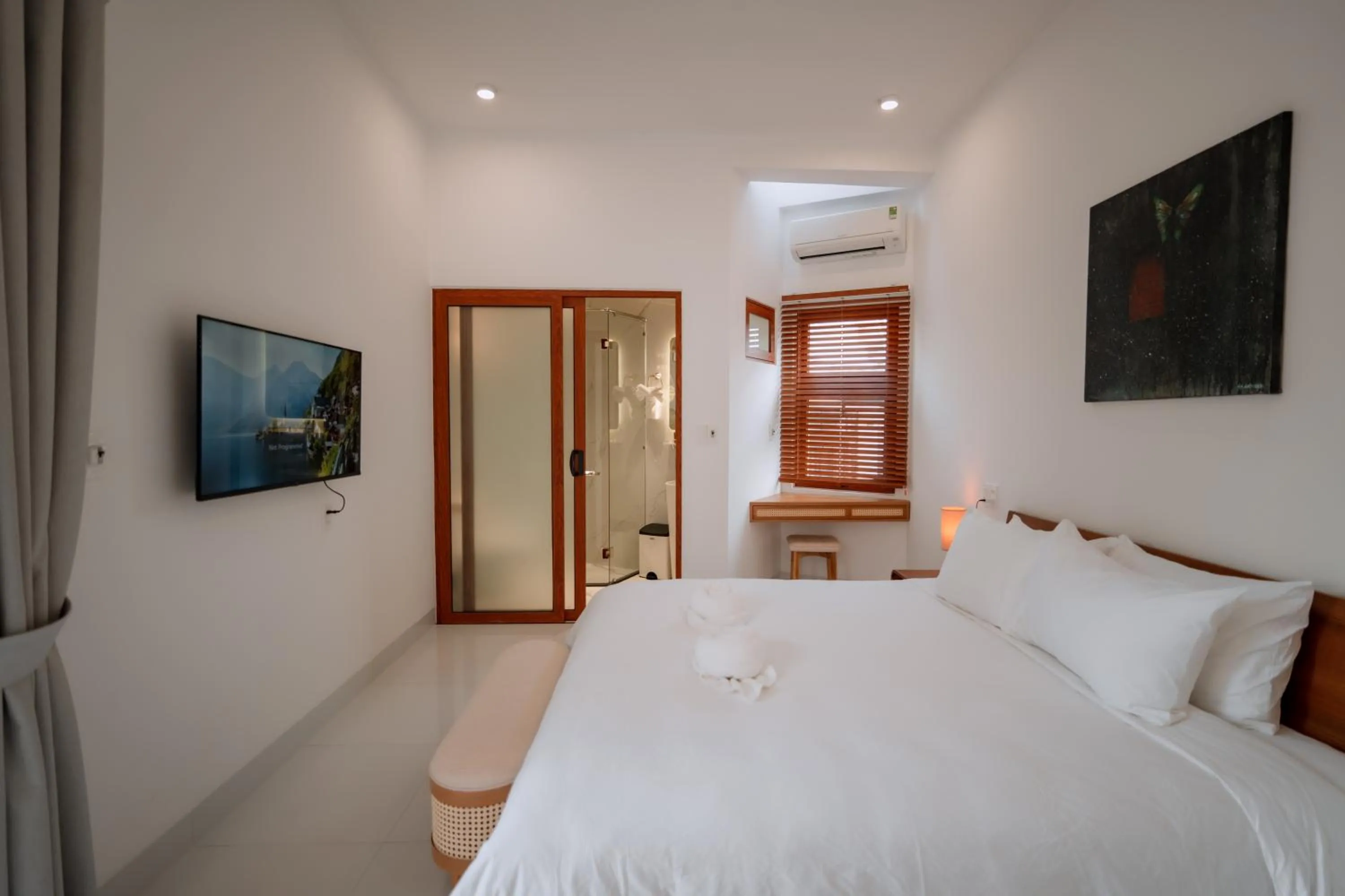 TV and multimedia, Bed in Hue River Side Villa