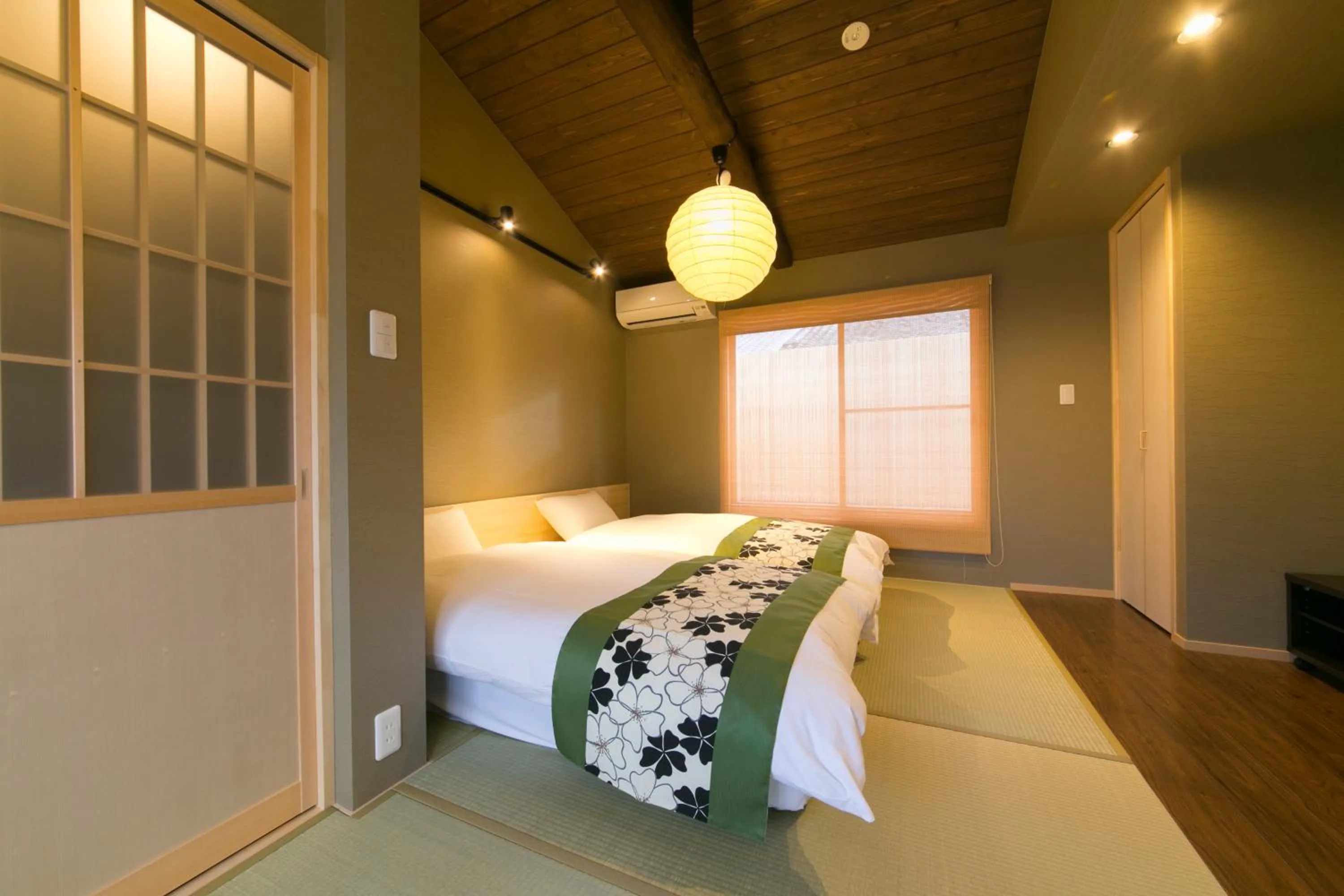 Bedroom, Bed in 京一軒町家 さと居 香雪 SATOI KOSETSU Shichijo-Mibu