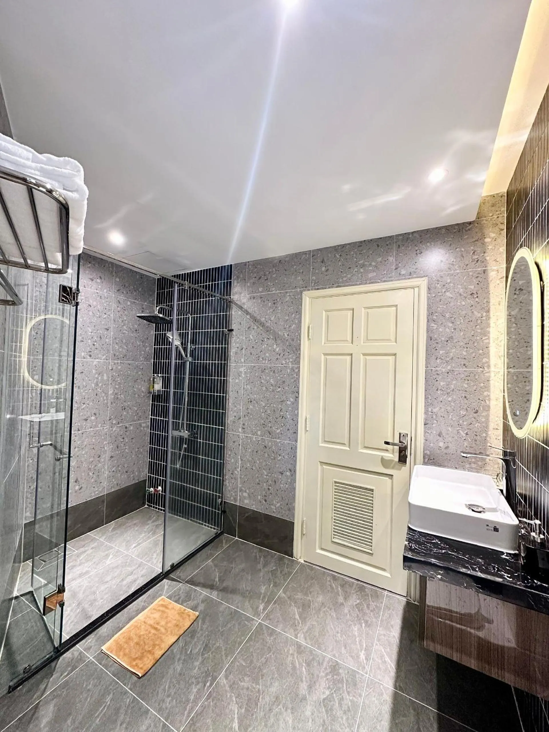 Shower in Hai Long Hotel