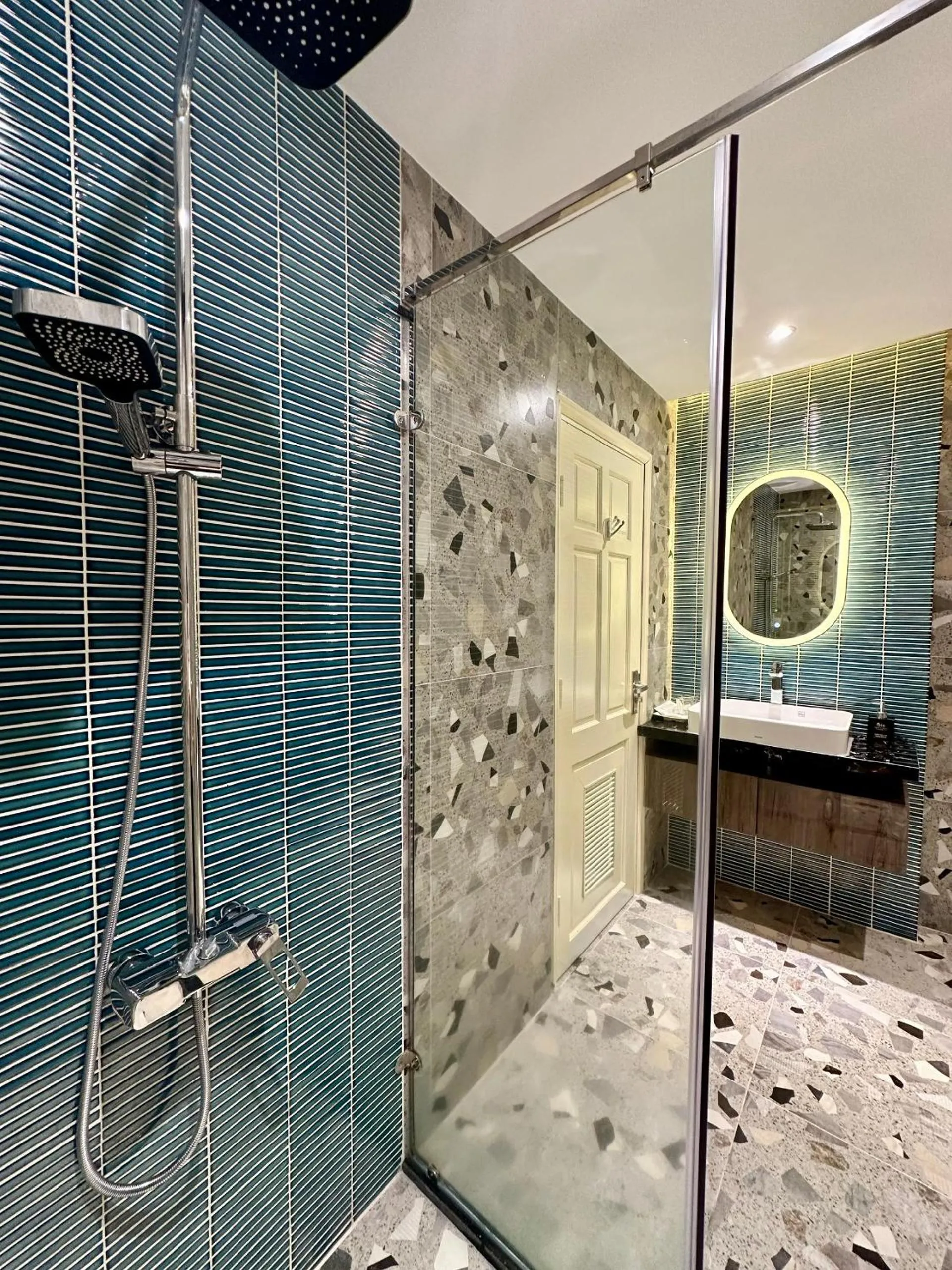 Shower in Hai Long Hotel