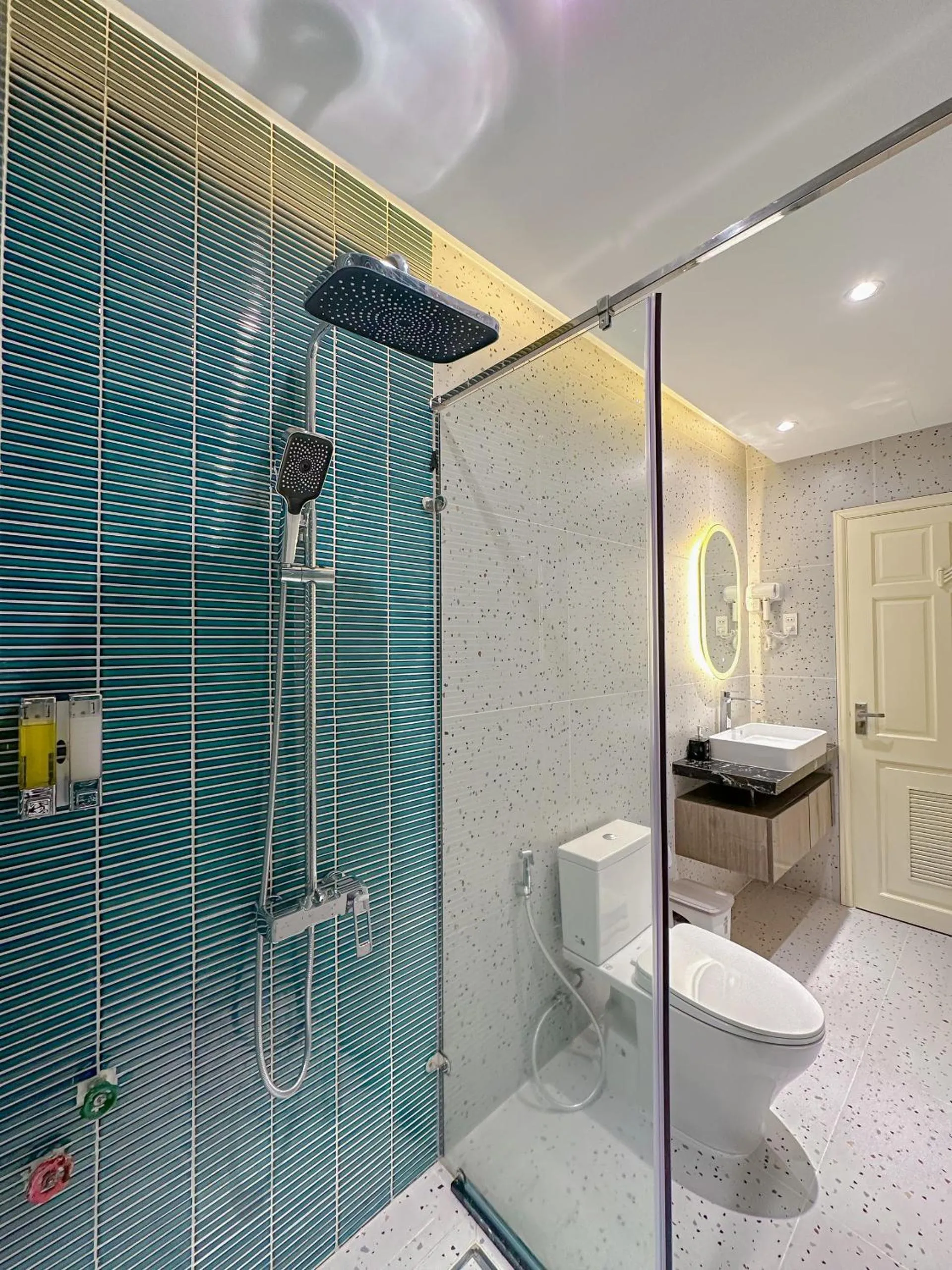 Shower in Hai Long Hotel