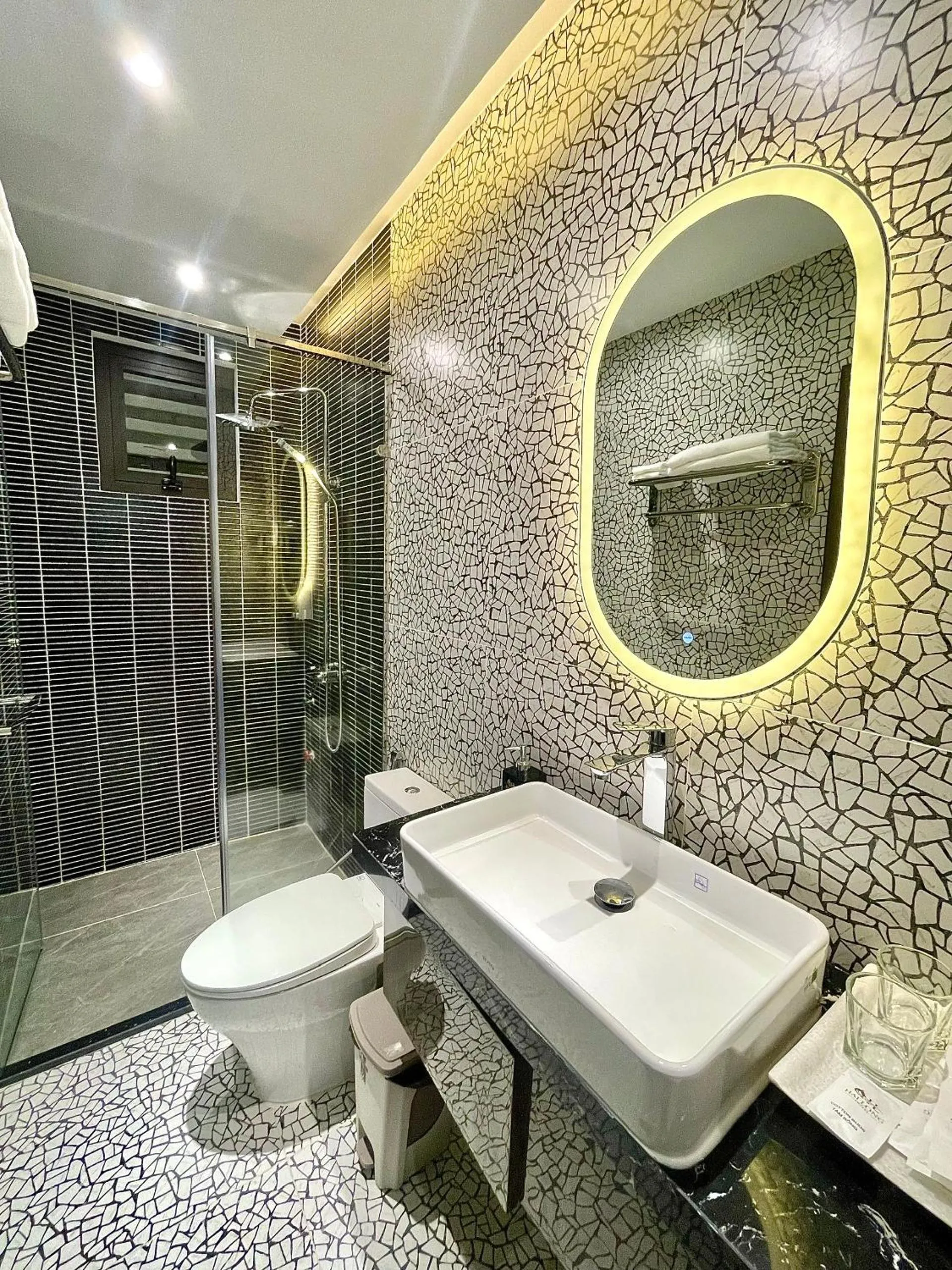 Shower in Hai Long Hotel