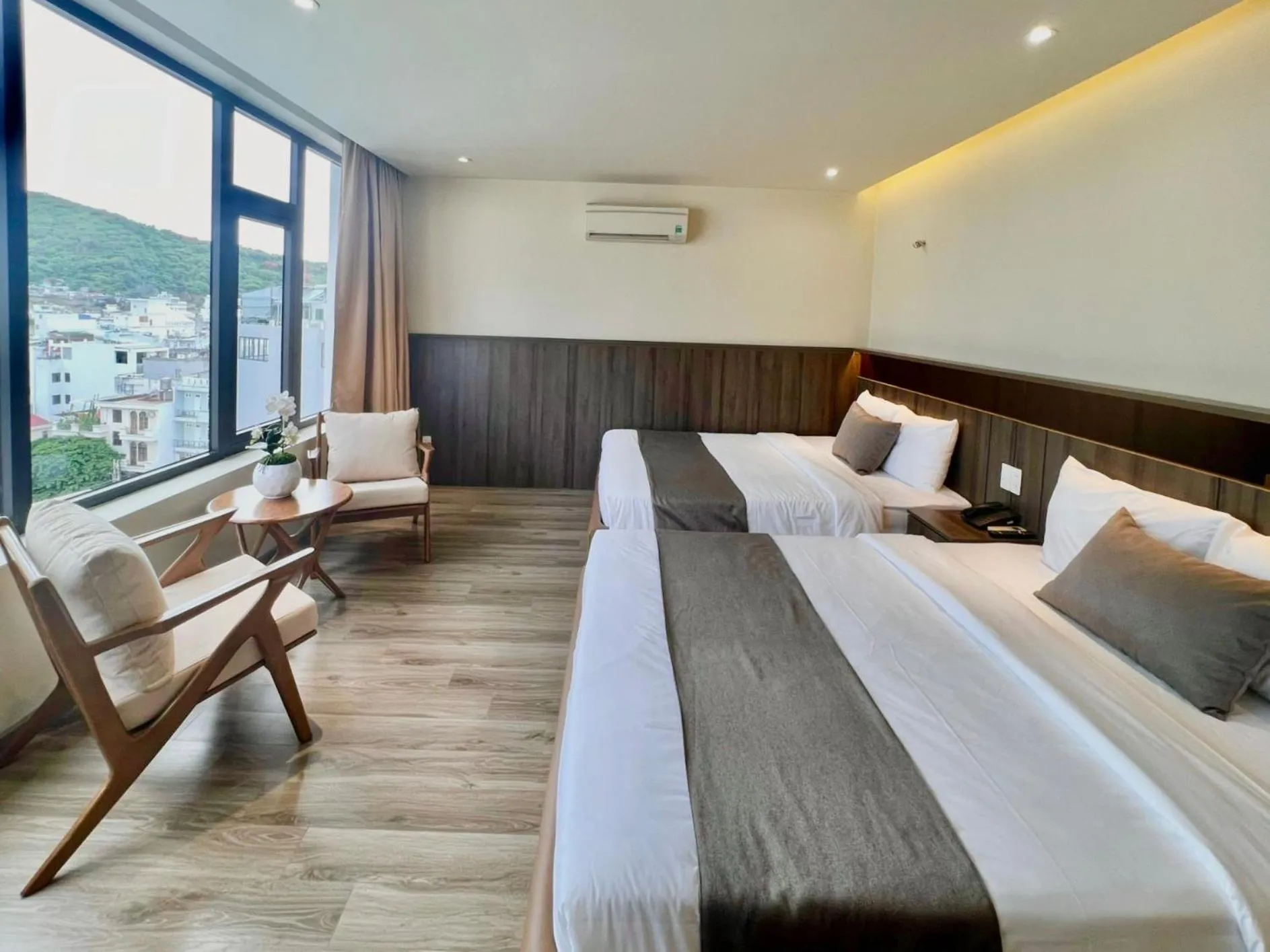 Living room, Bed in Hai Long Hotel