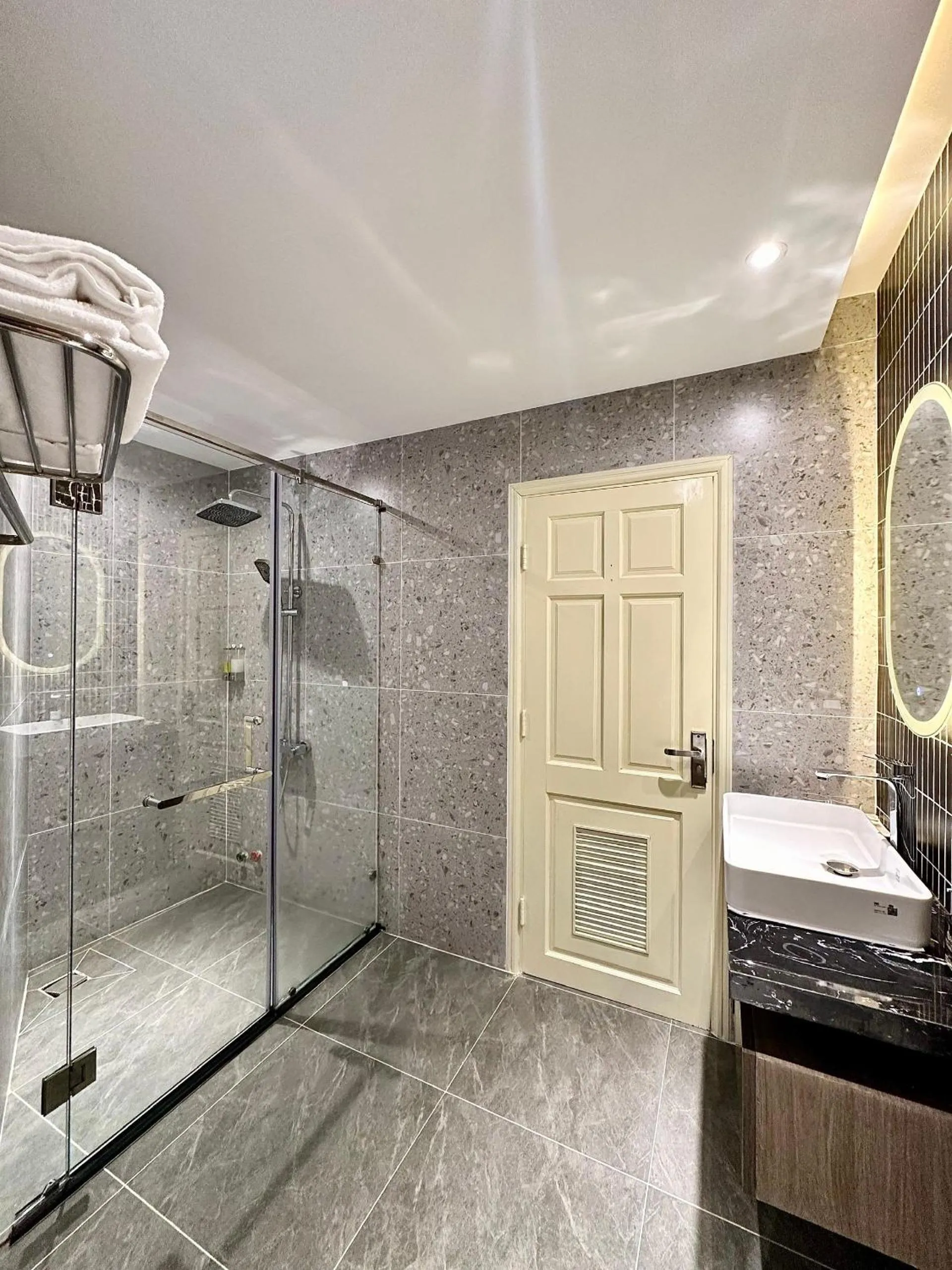 Shower in Hai Long Hotel