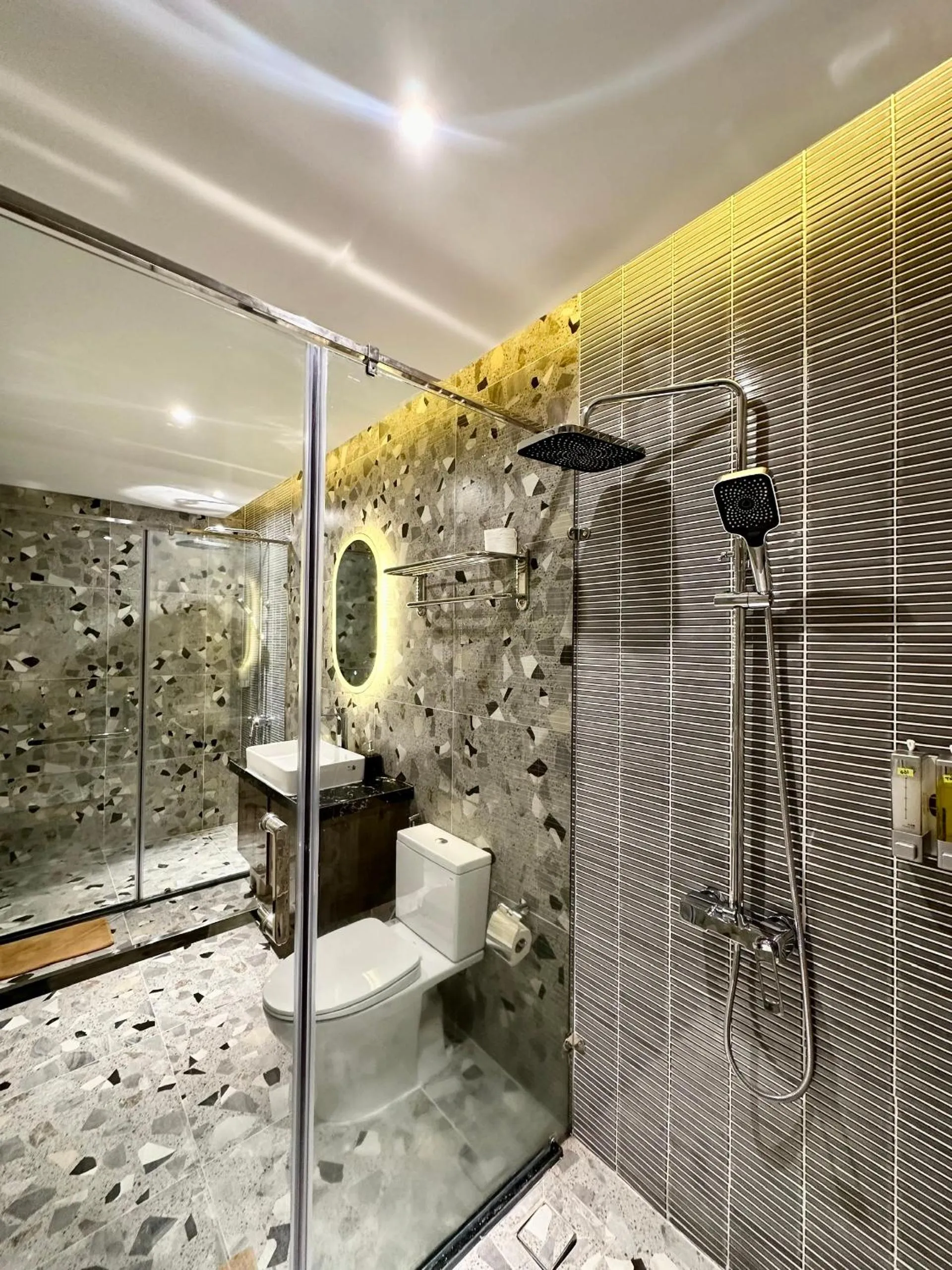 Shower in Hai Long Hotel